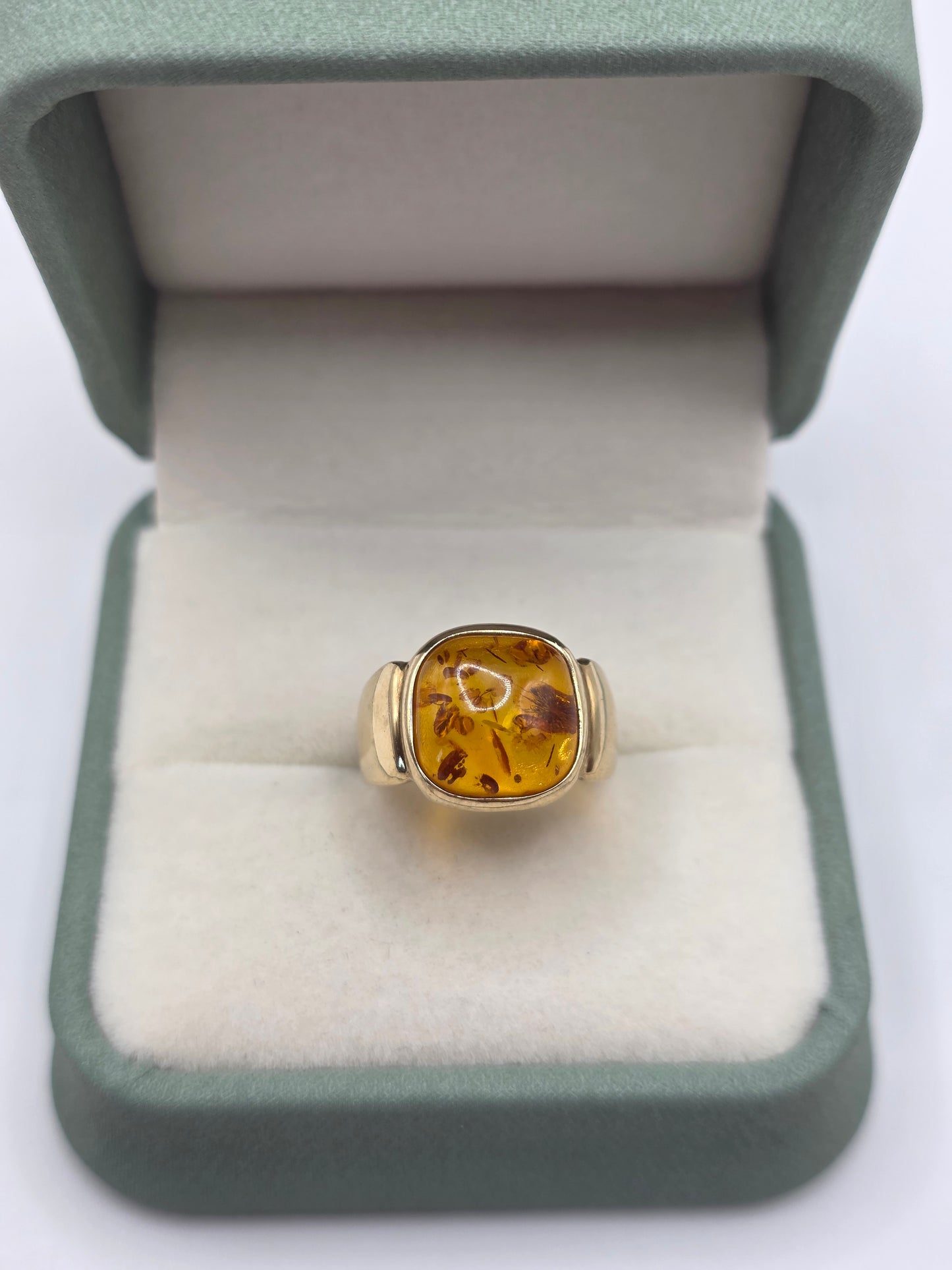 Heavy 9ct gold amber ring