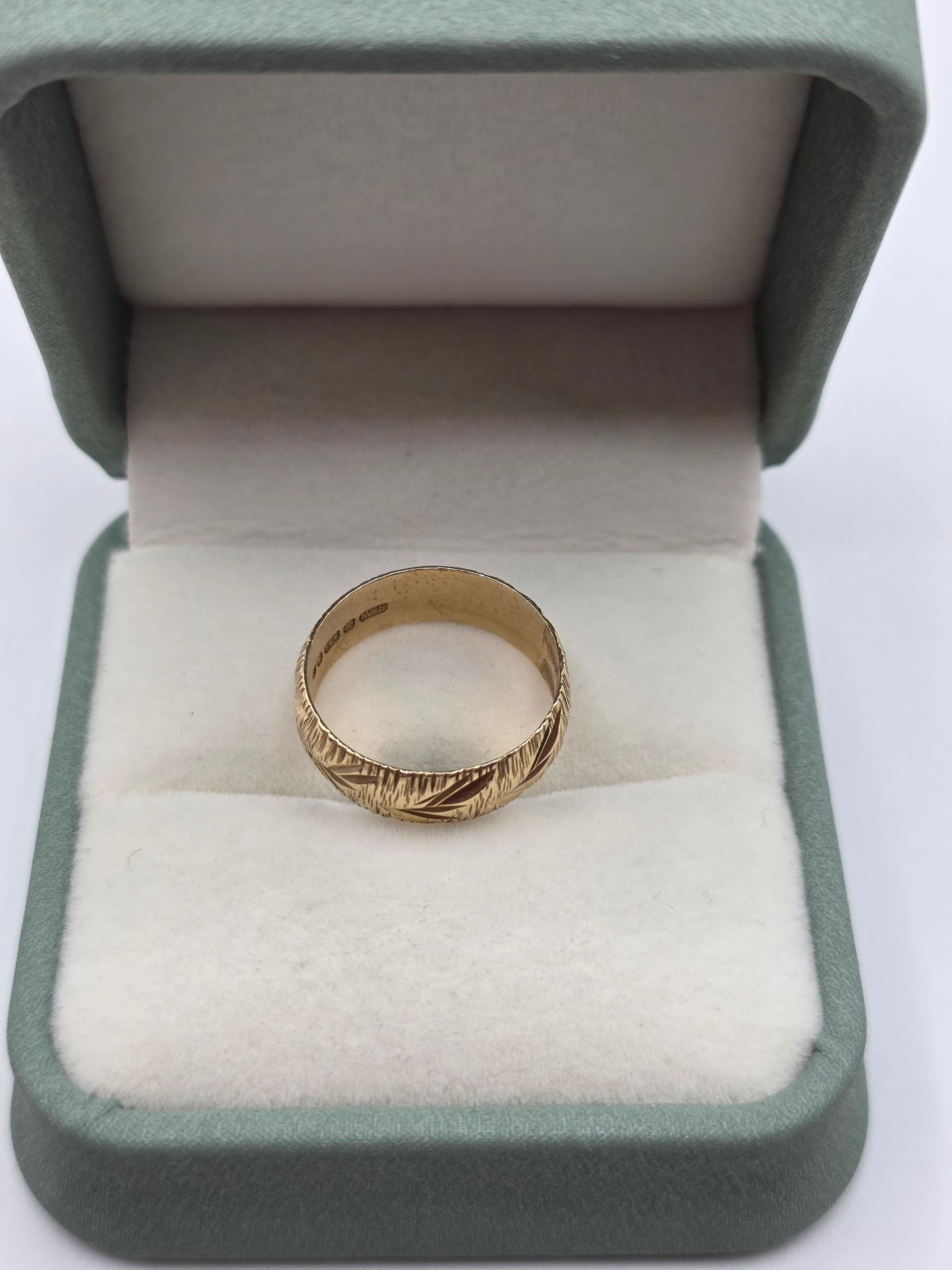 9ct gold patterned band ring