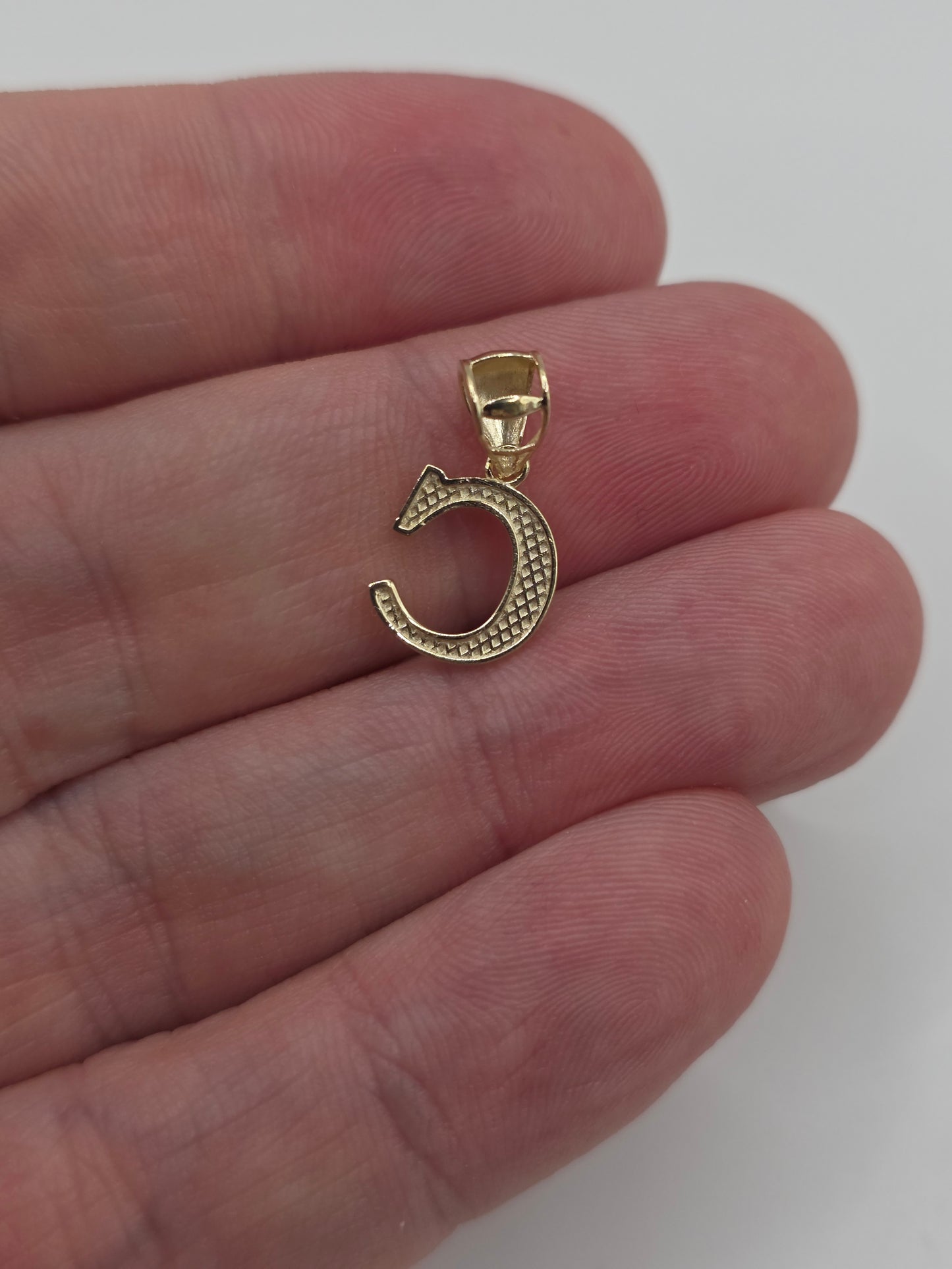 9ct gold initial C pendant