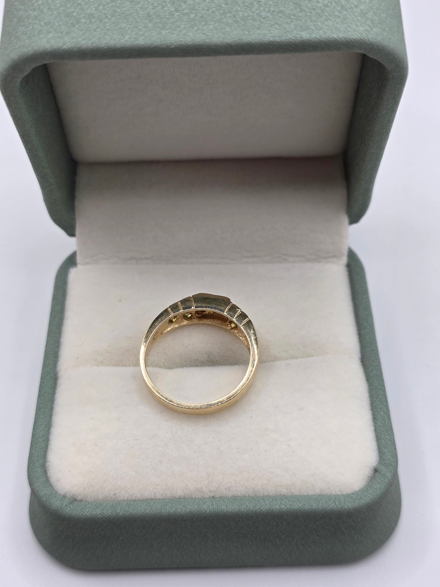 9ct gold peridot ring