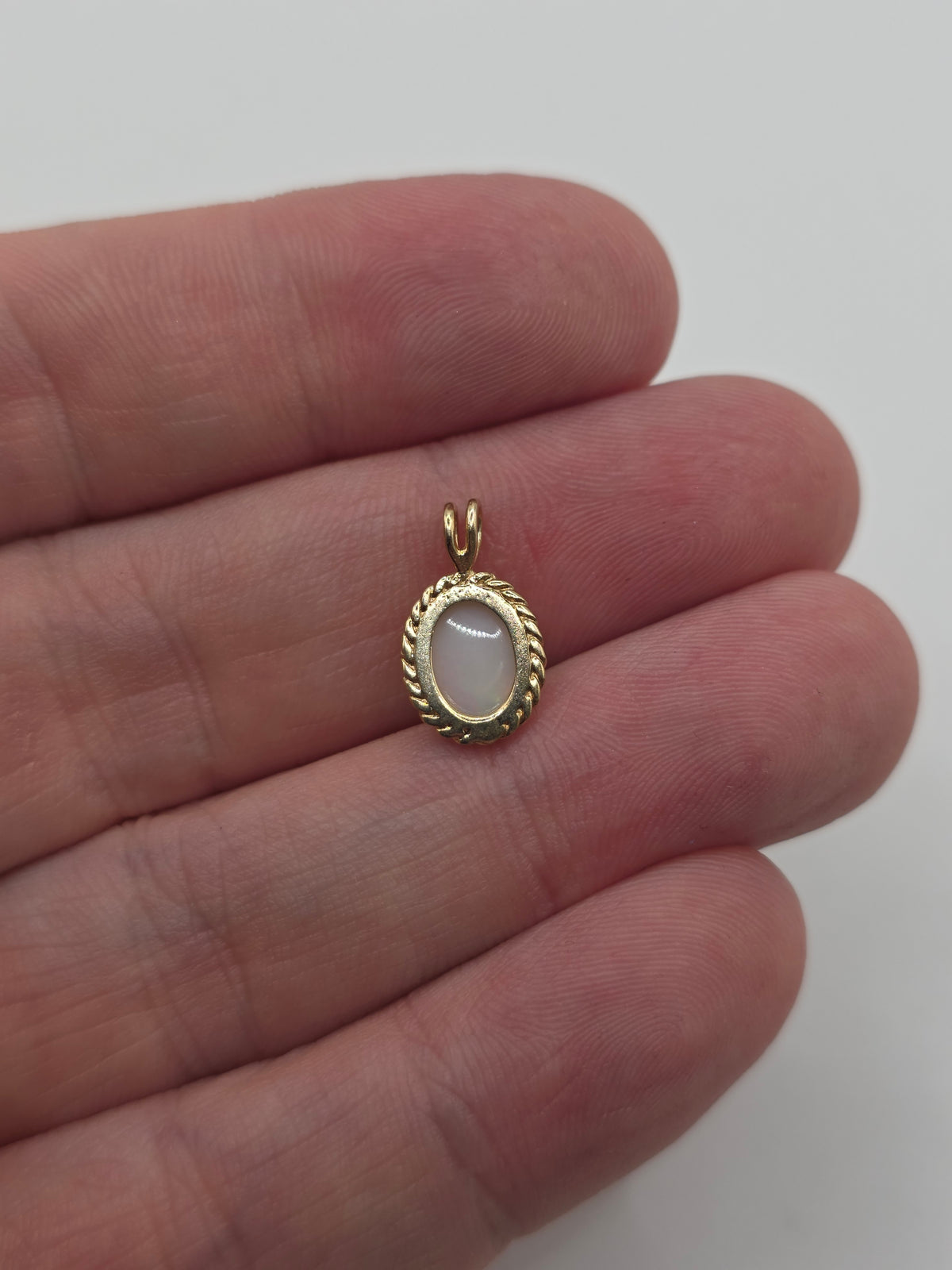 9ct gold opal pendant