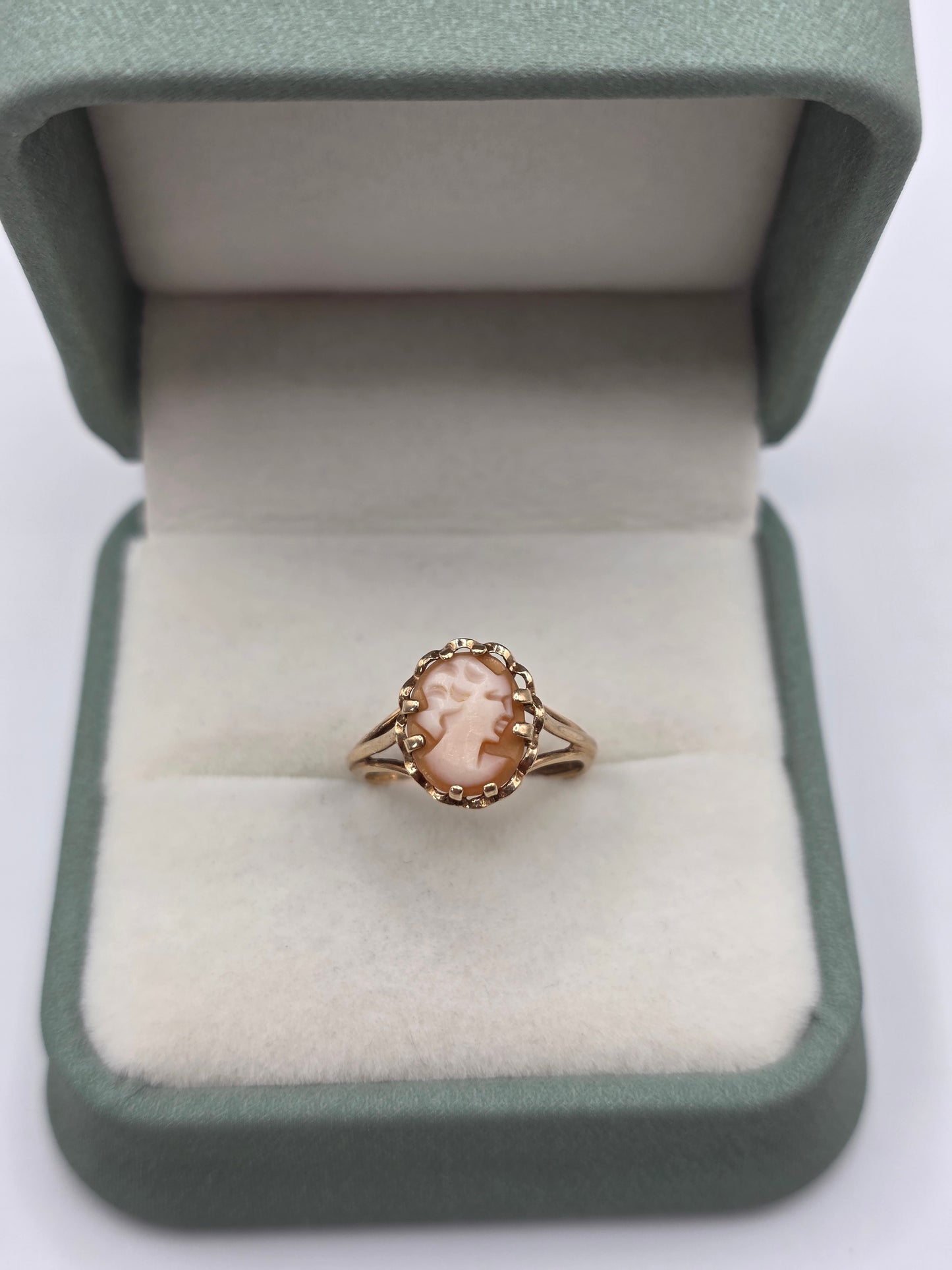 9ct gold cameo ring