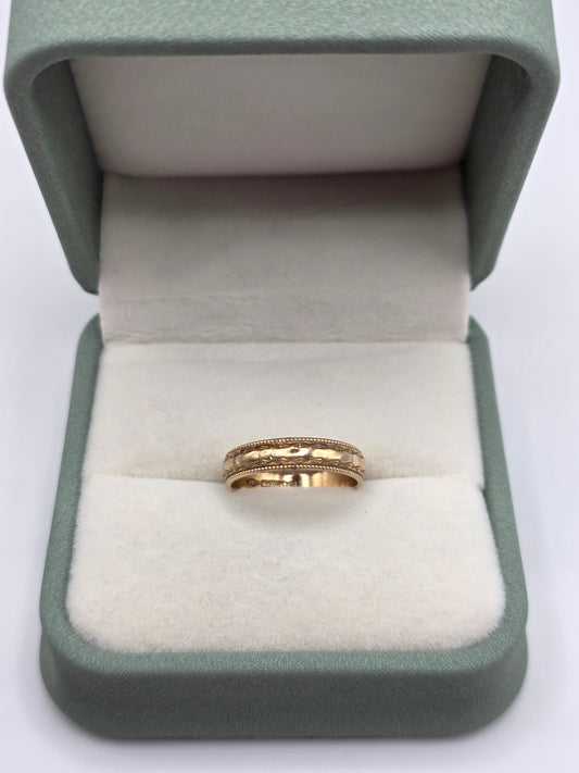9ct gold patterned band ring
