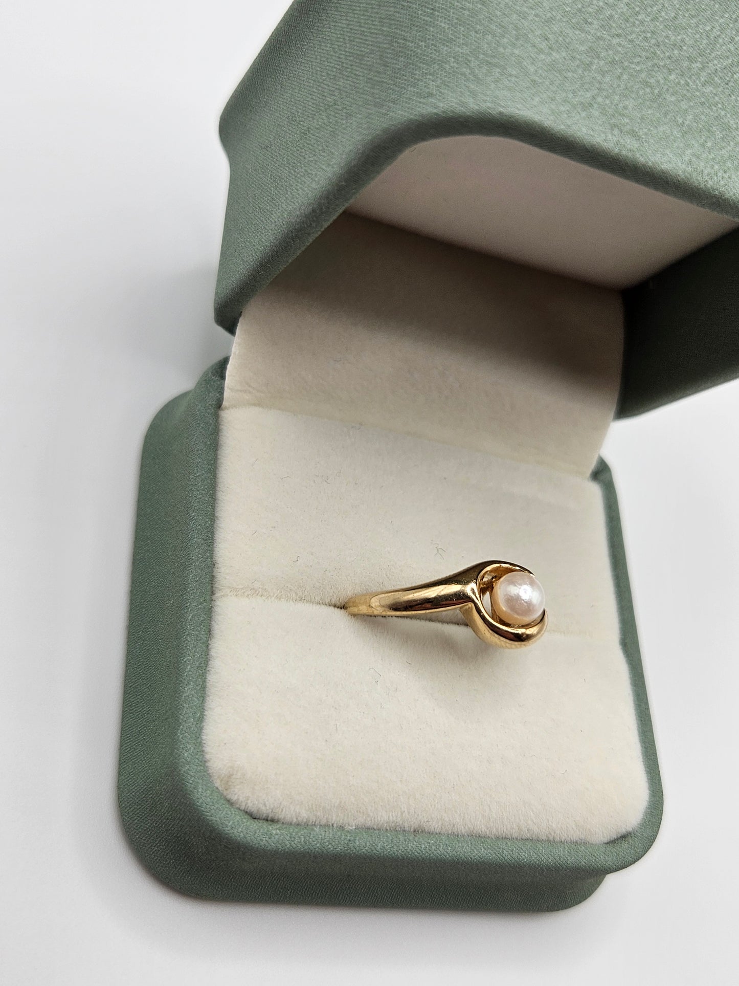 9ct gold pearl ring