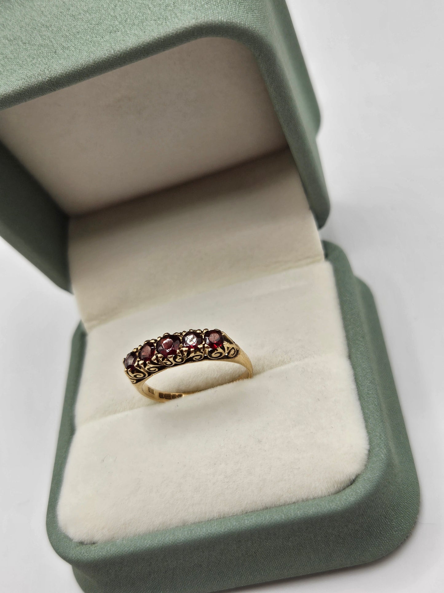 9ct gold garnet ring