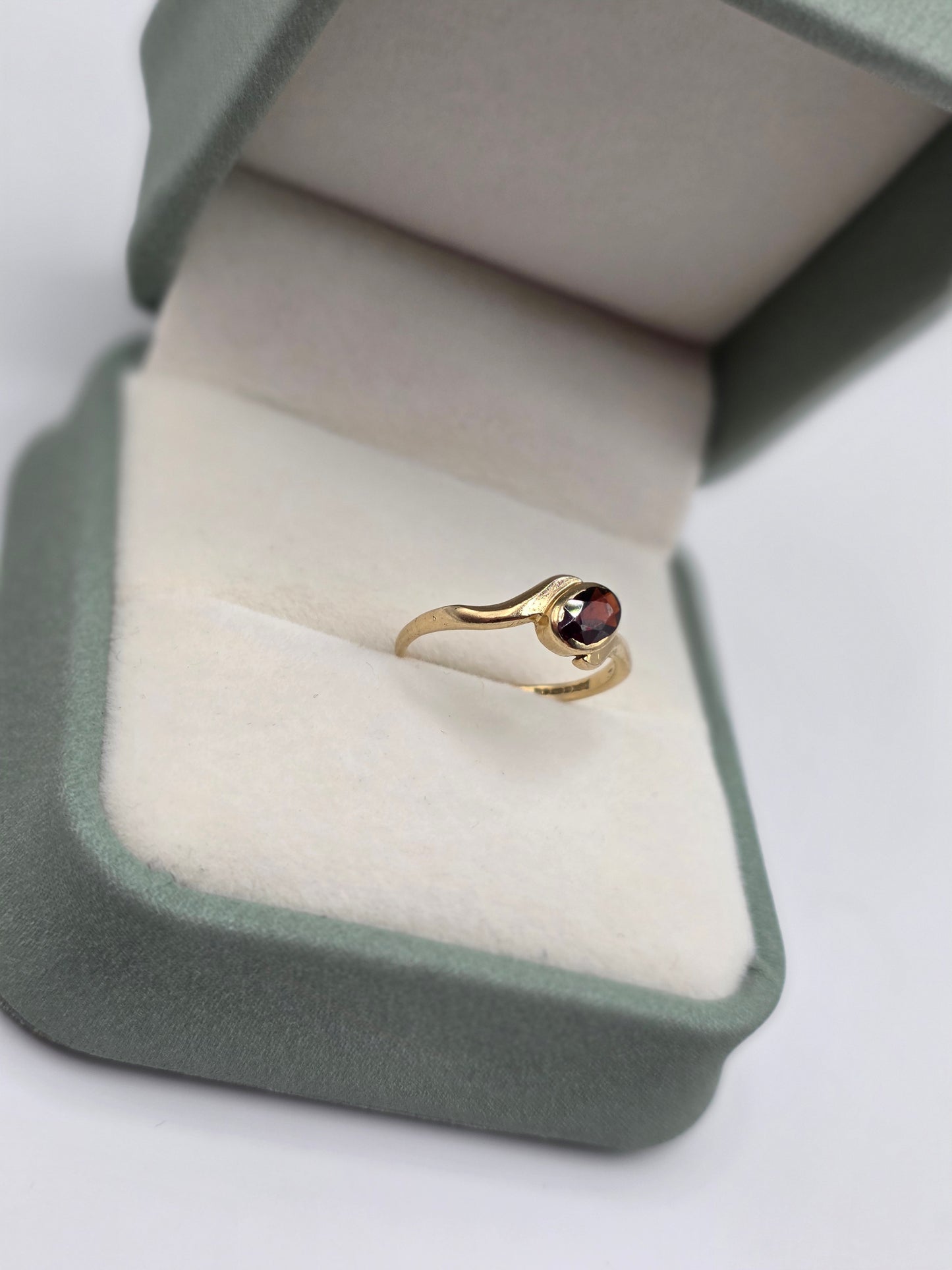 9ct gold garnet ring
