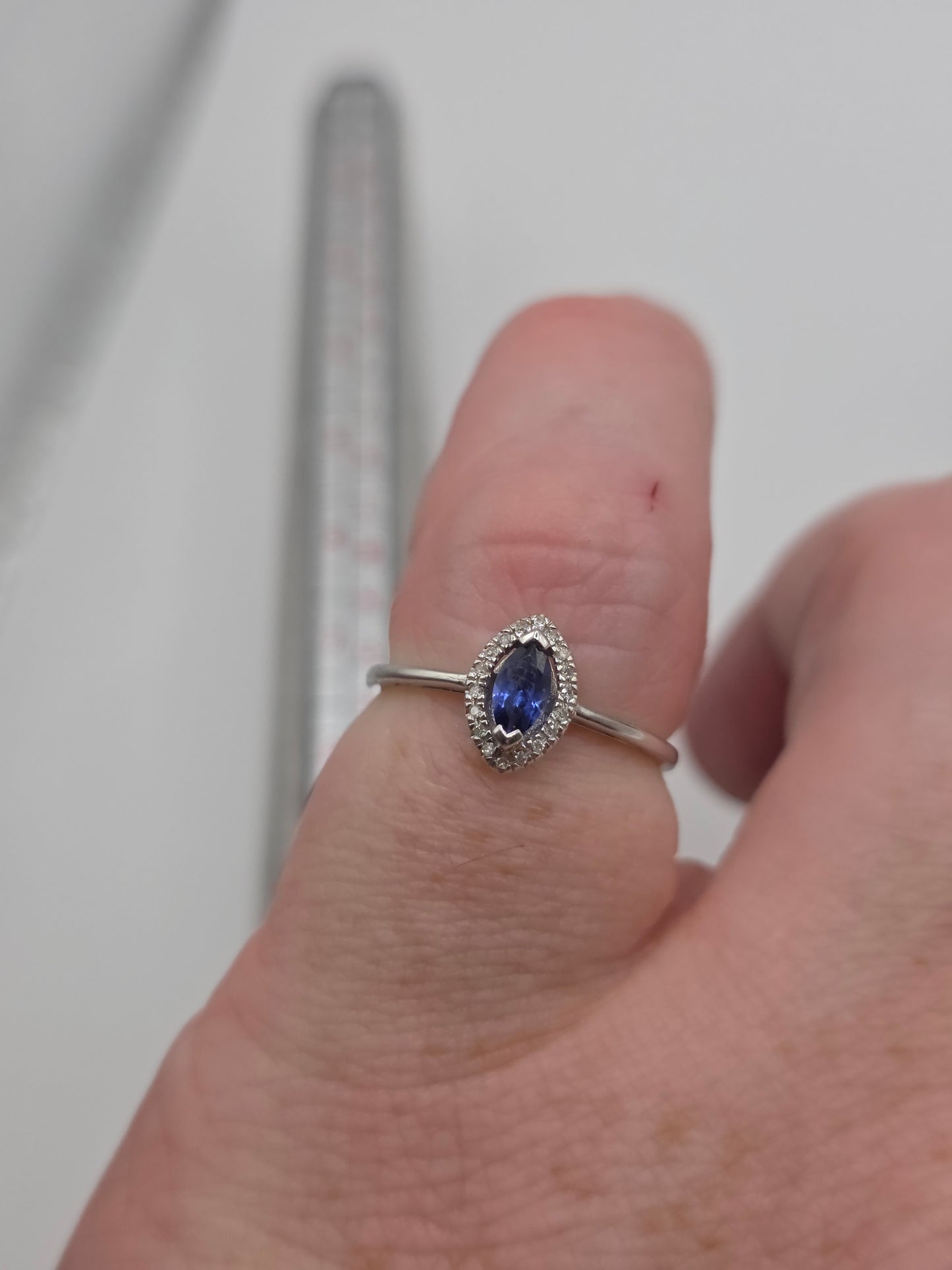 9ct white gold sapphire and diamond ring