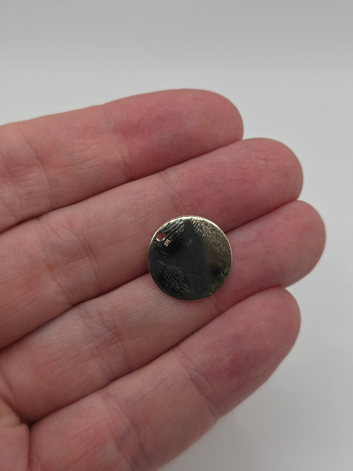 9ct gold 16mm round pendant
