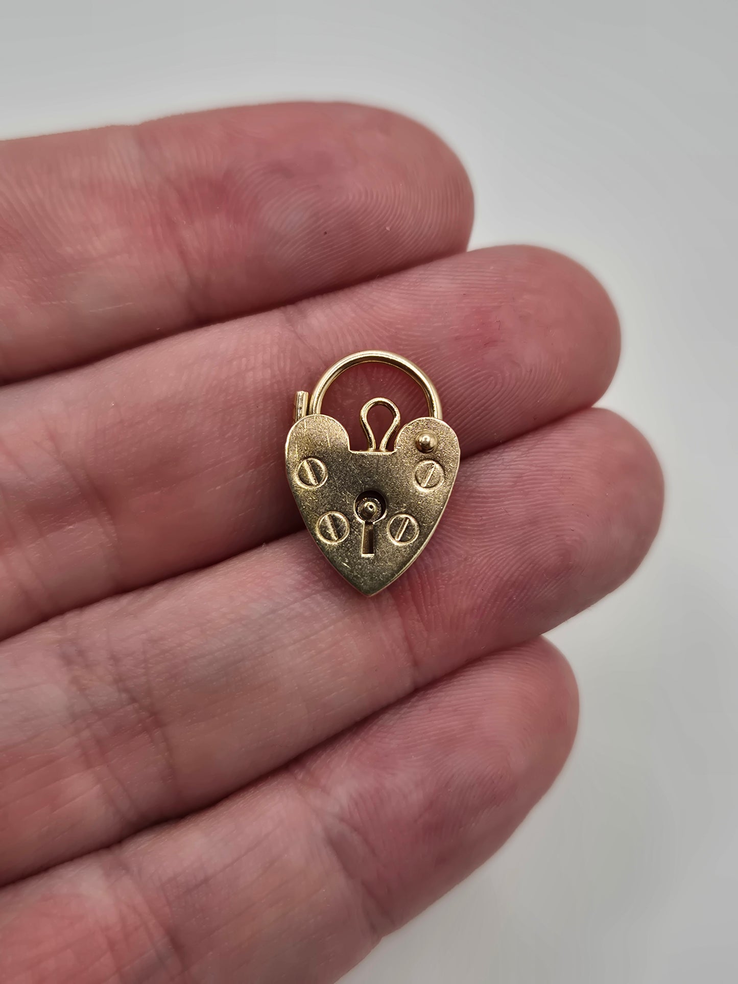 9ct gold padlock (7)