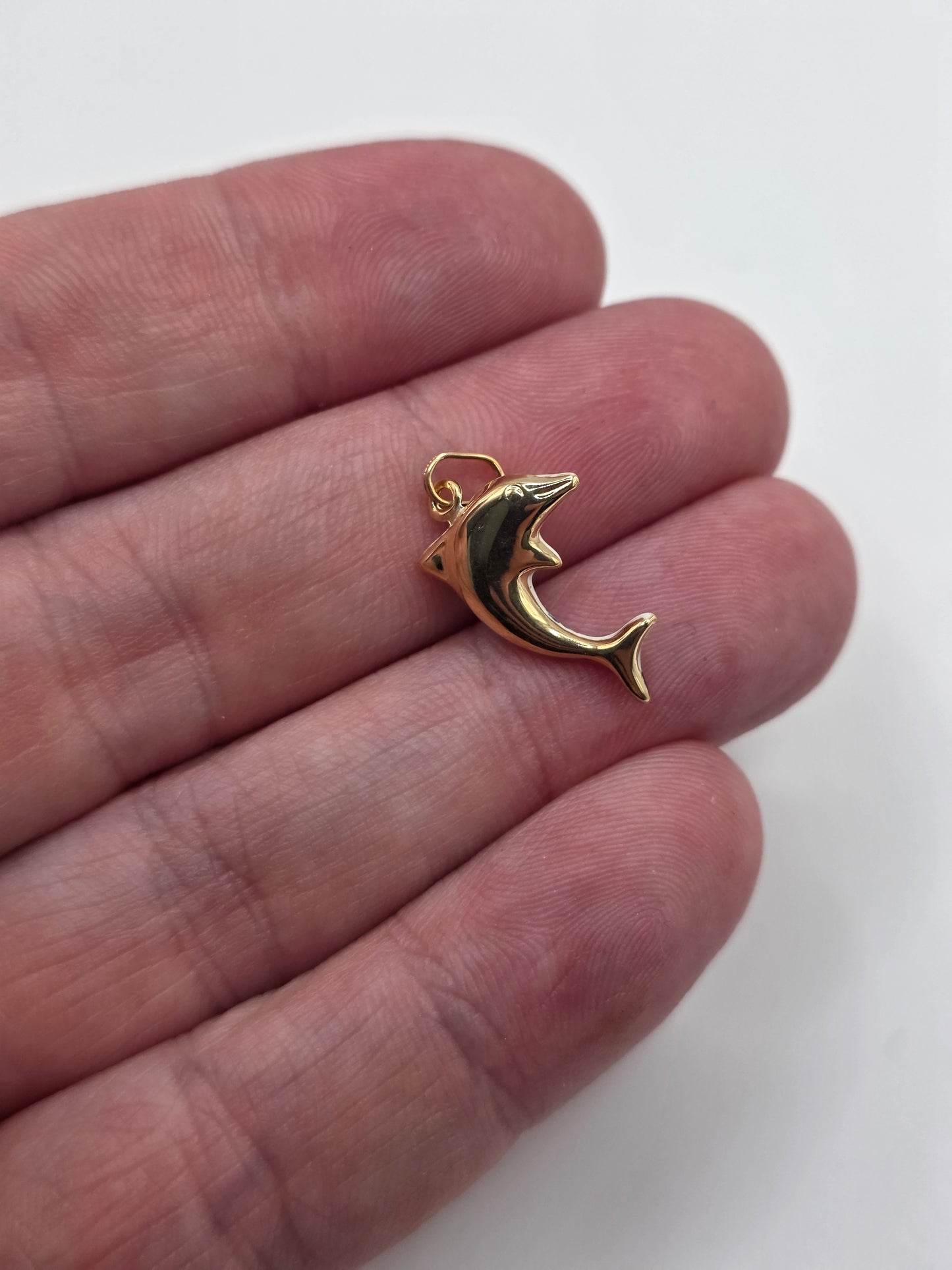 9ct gold enamelled dolphin pendnant
