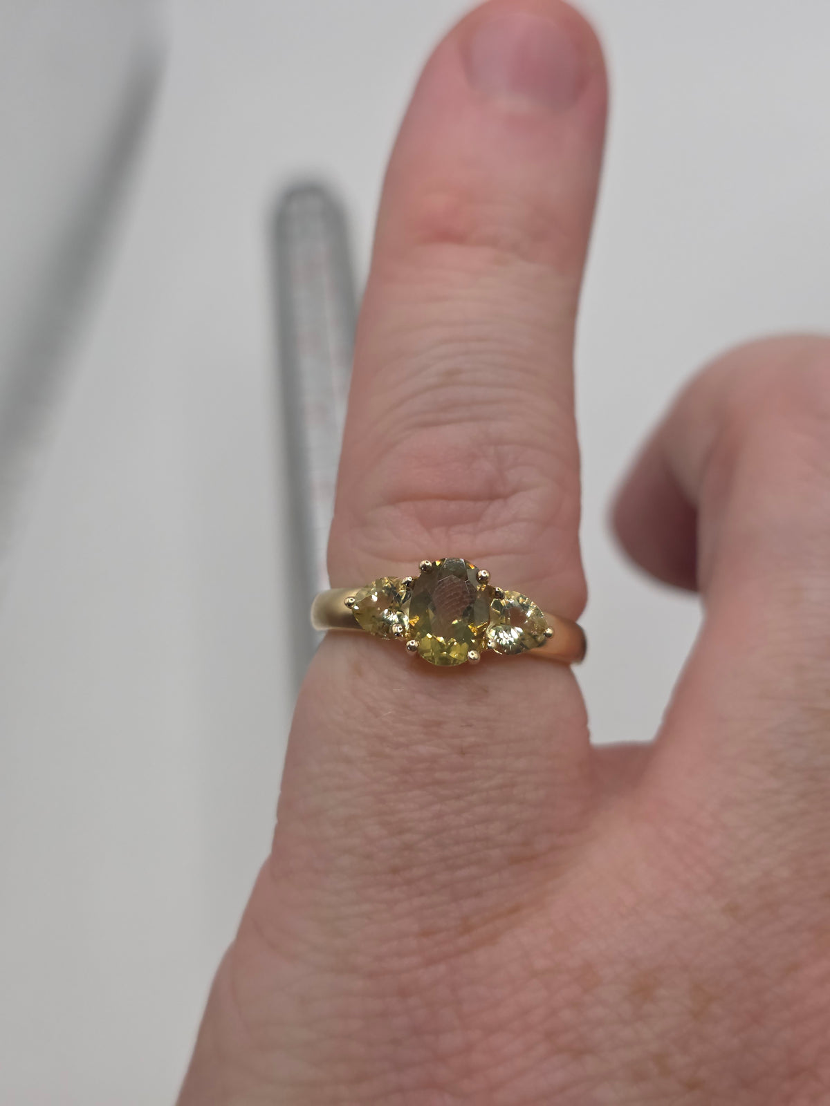 9ct gold peridot ring