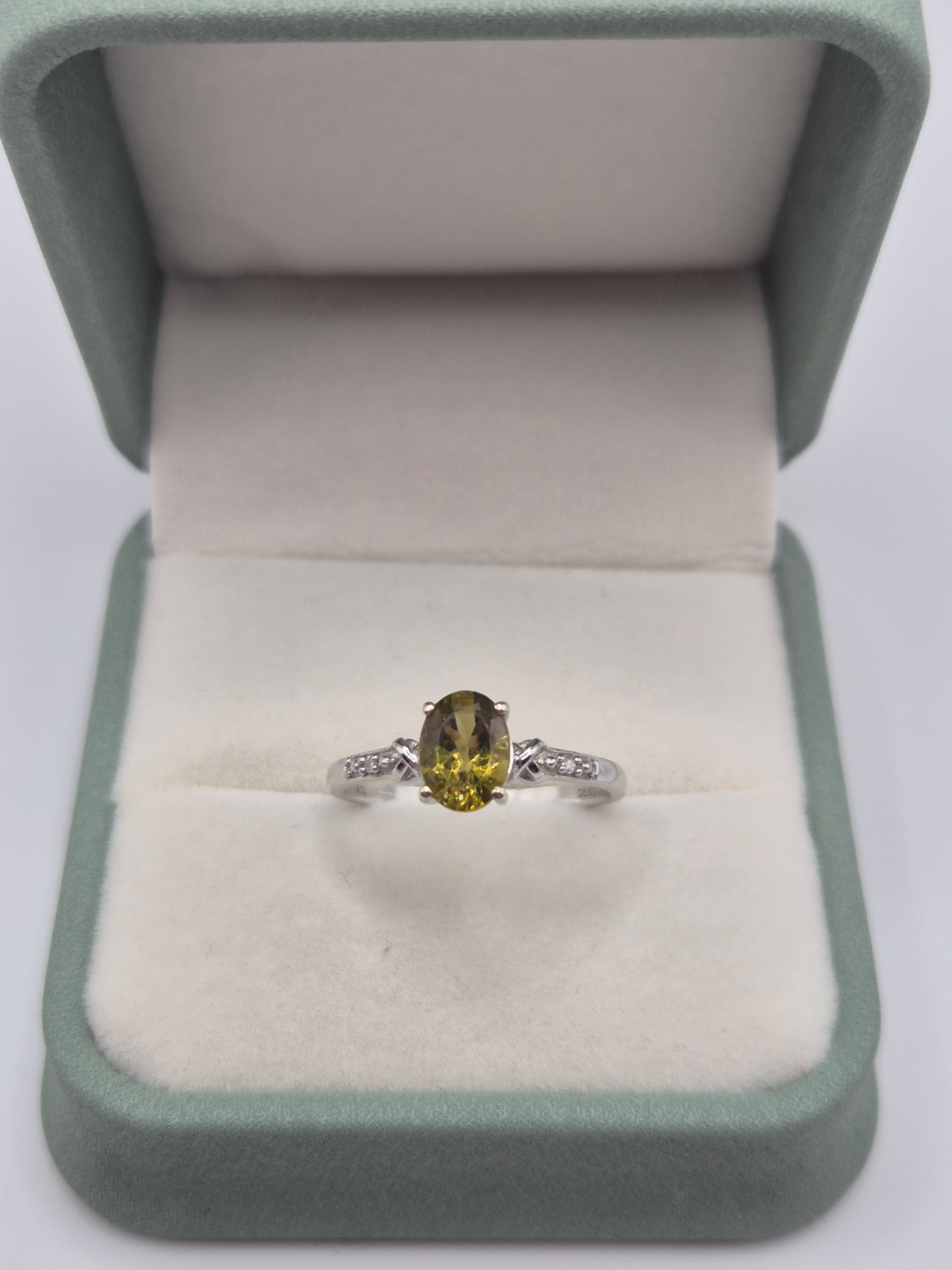 9ct white gold sphene and diamond ring