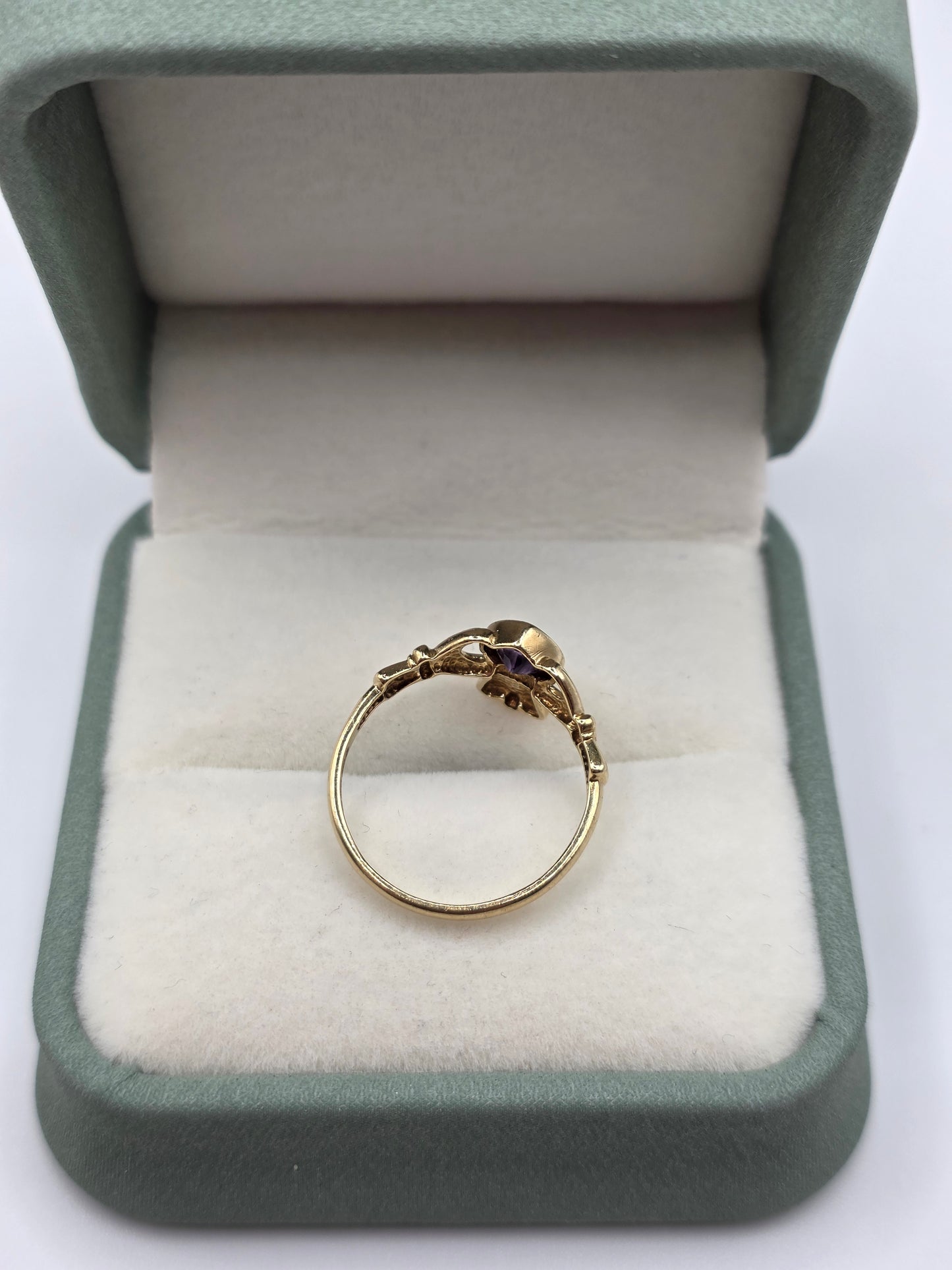 9ct gold amethyst claddagh ring