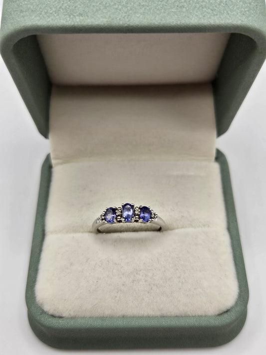 9ct white gold tanzanite ring