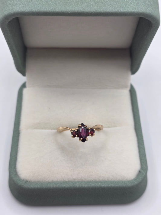 9ct gold garnet ring