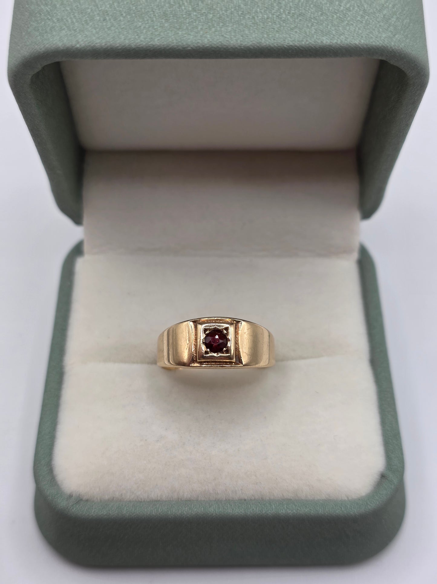Heavy 9ct gold garnet ring