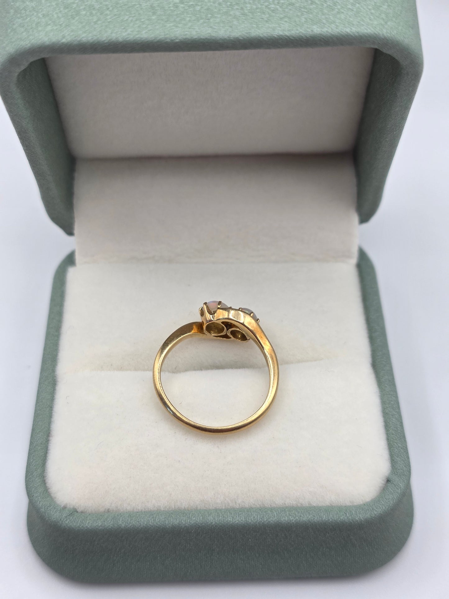 18ct gold opal ring