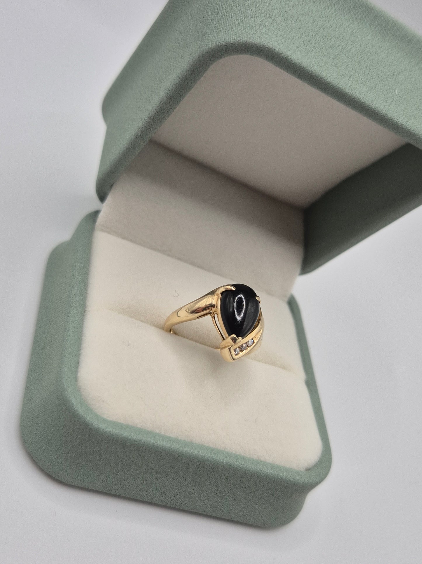 14ct gold onyx and diamond ring