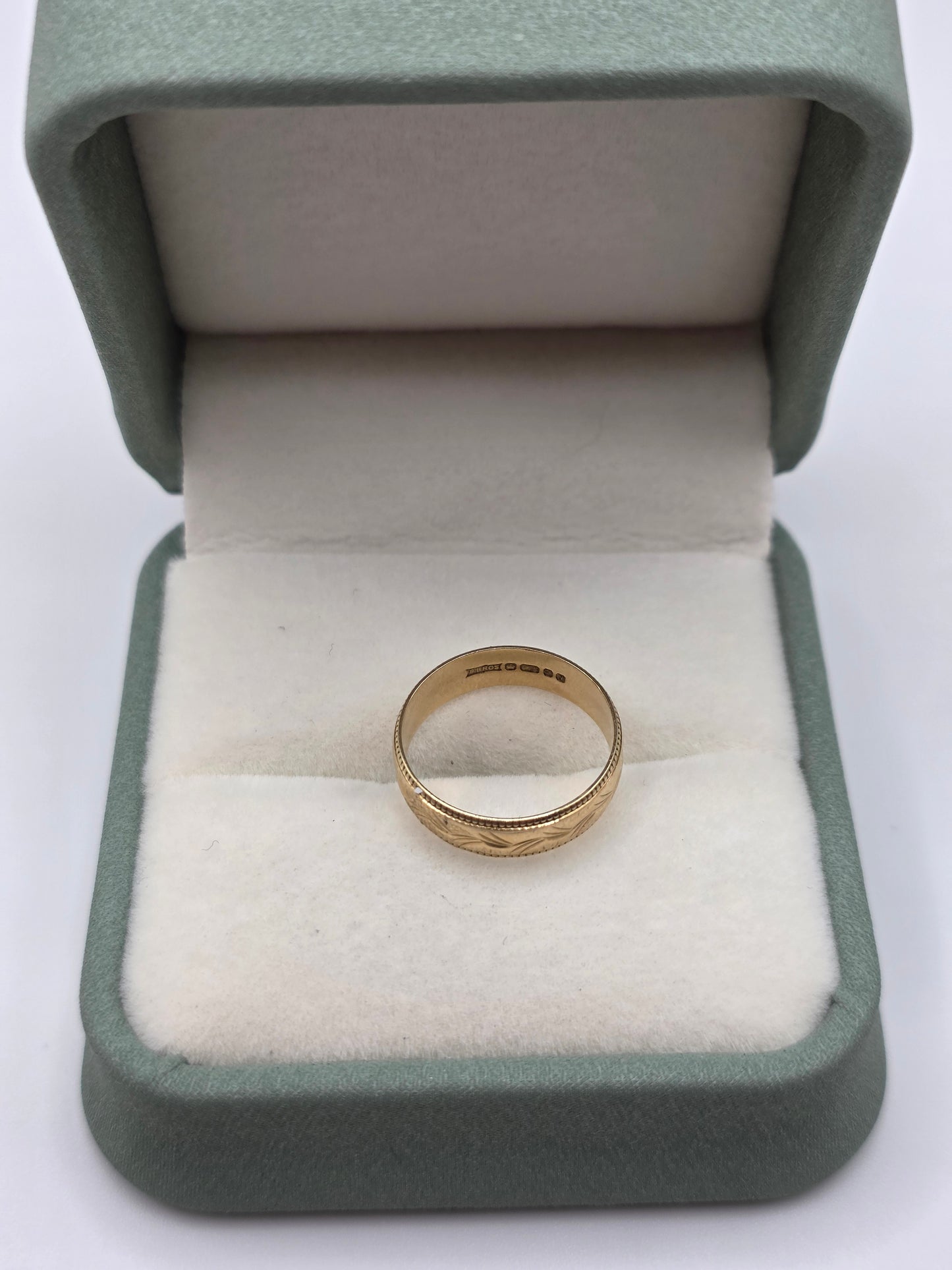 9ct gold patterned band ring