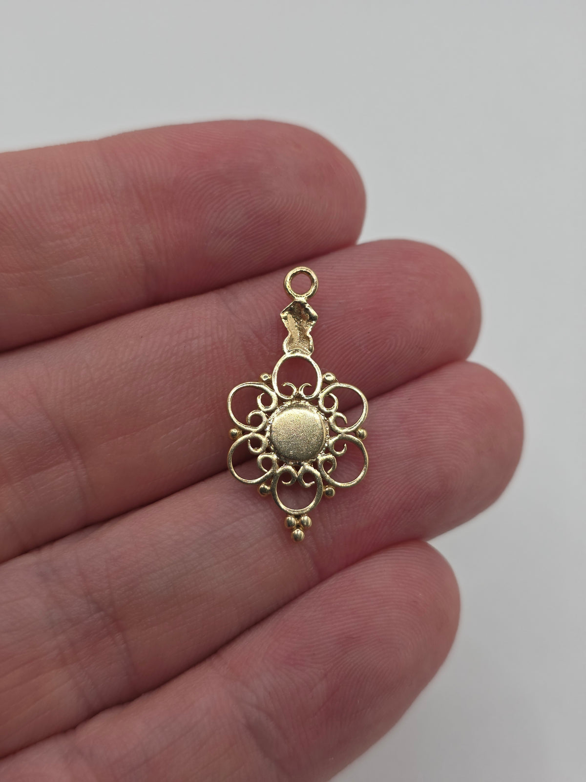 9ct gold cabachon emerald pendant