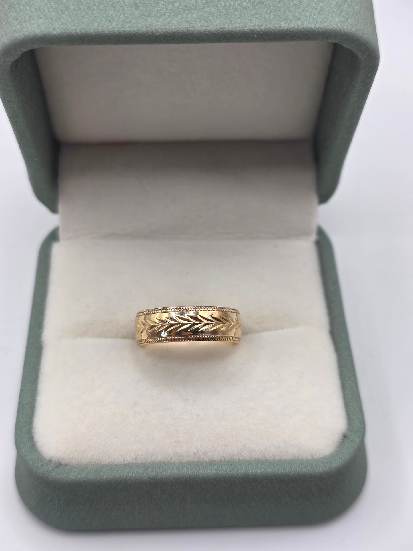 9ct gold patterned band ring