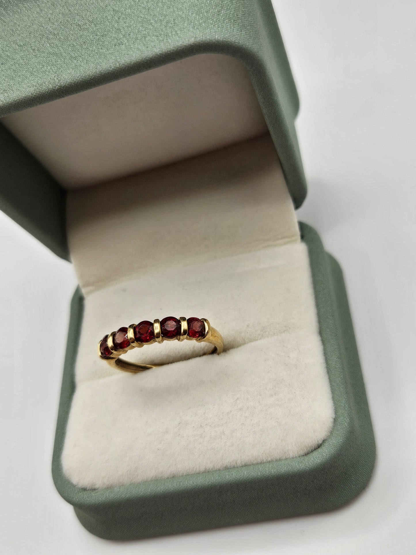 9ct gold garnet ring