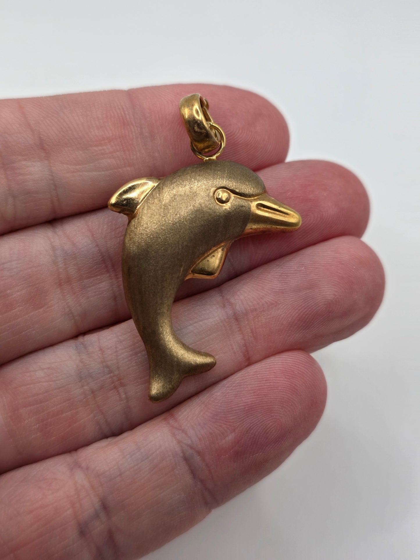 9ct gold dolphin pendant