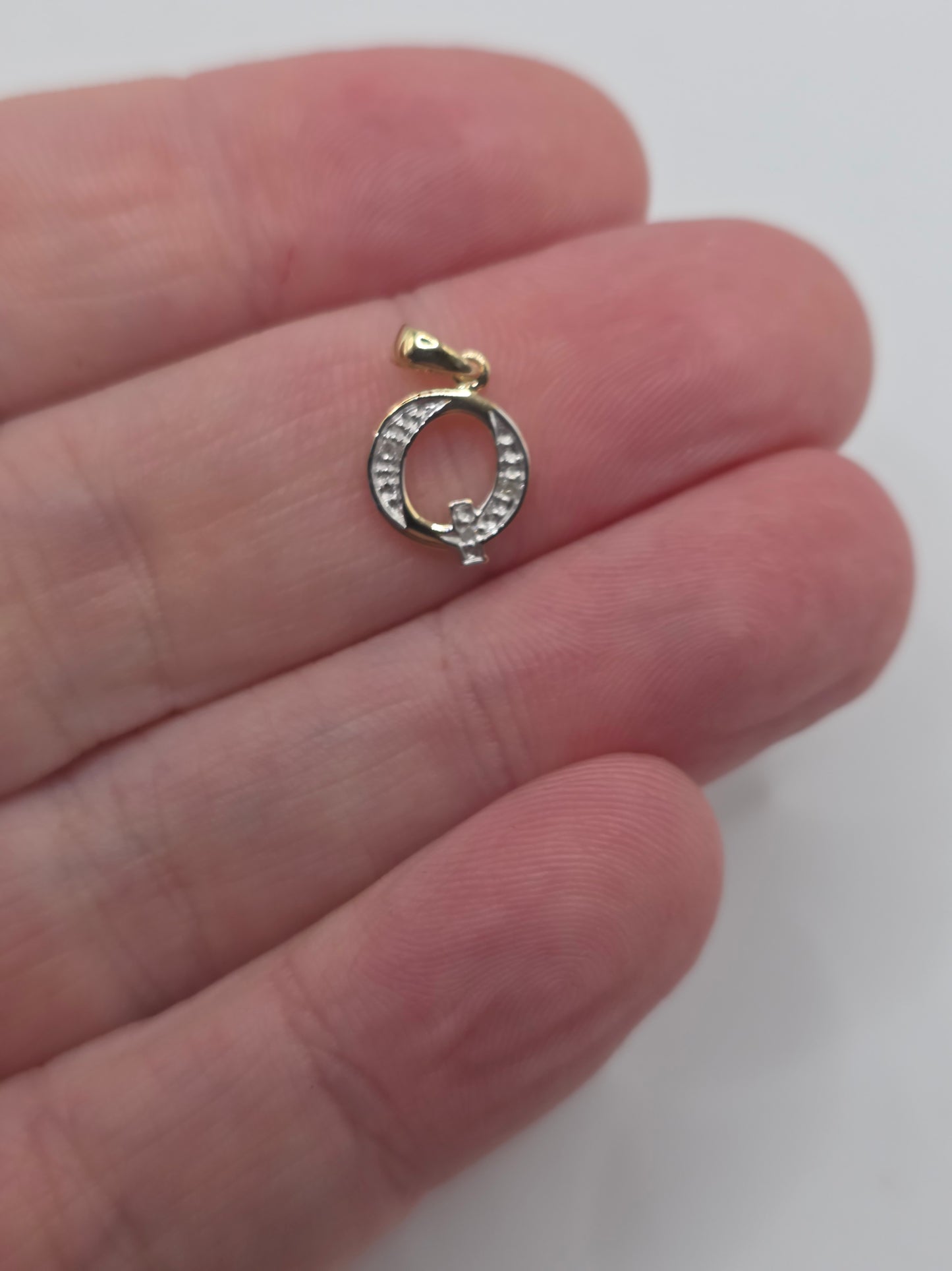 9ct gold diamond initial Q pendant