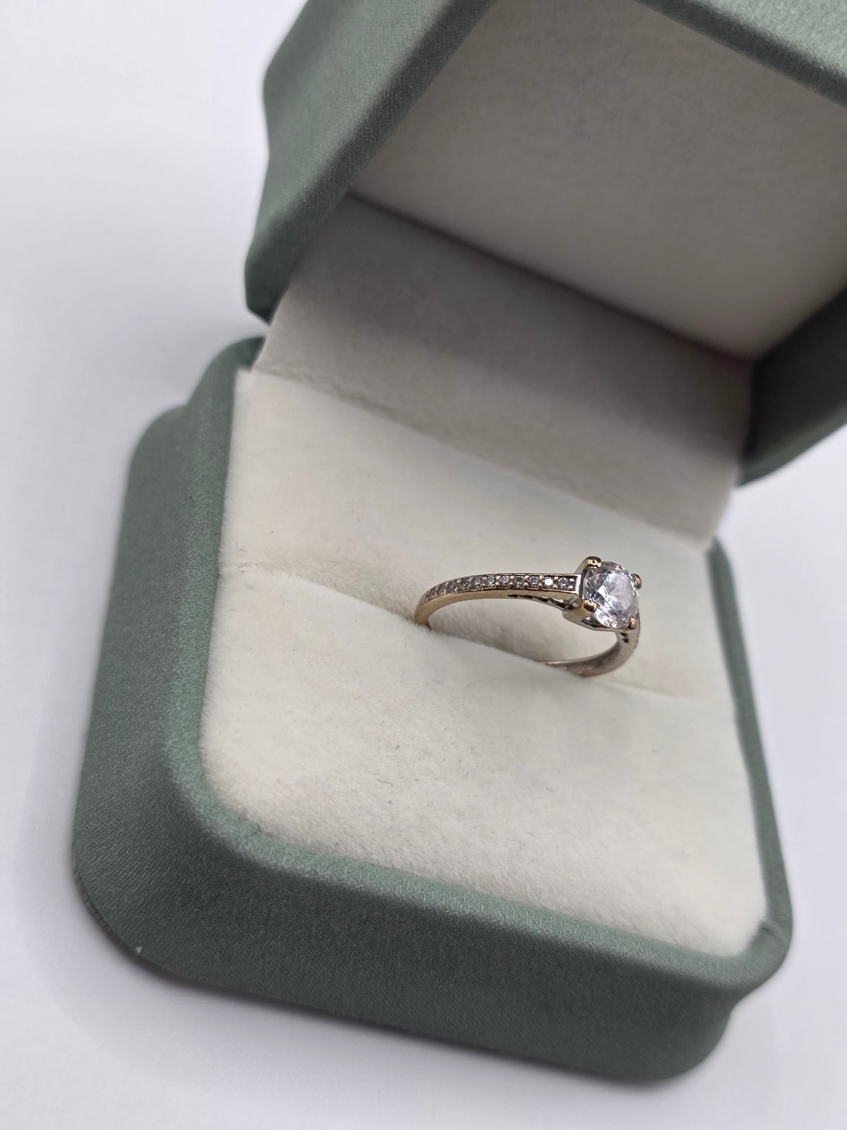 9ct white gold cz ring