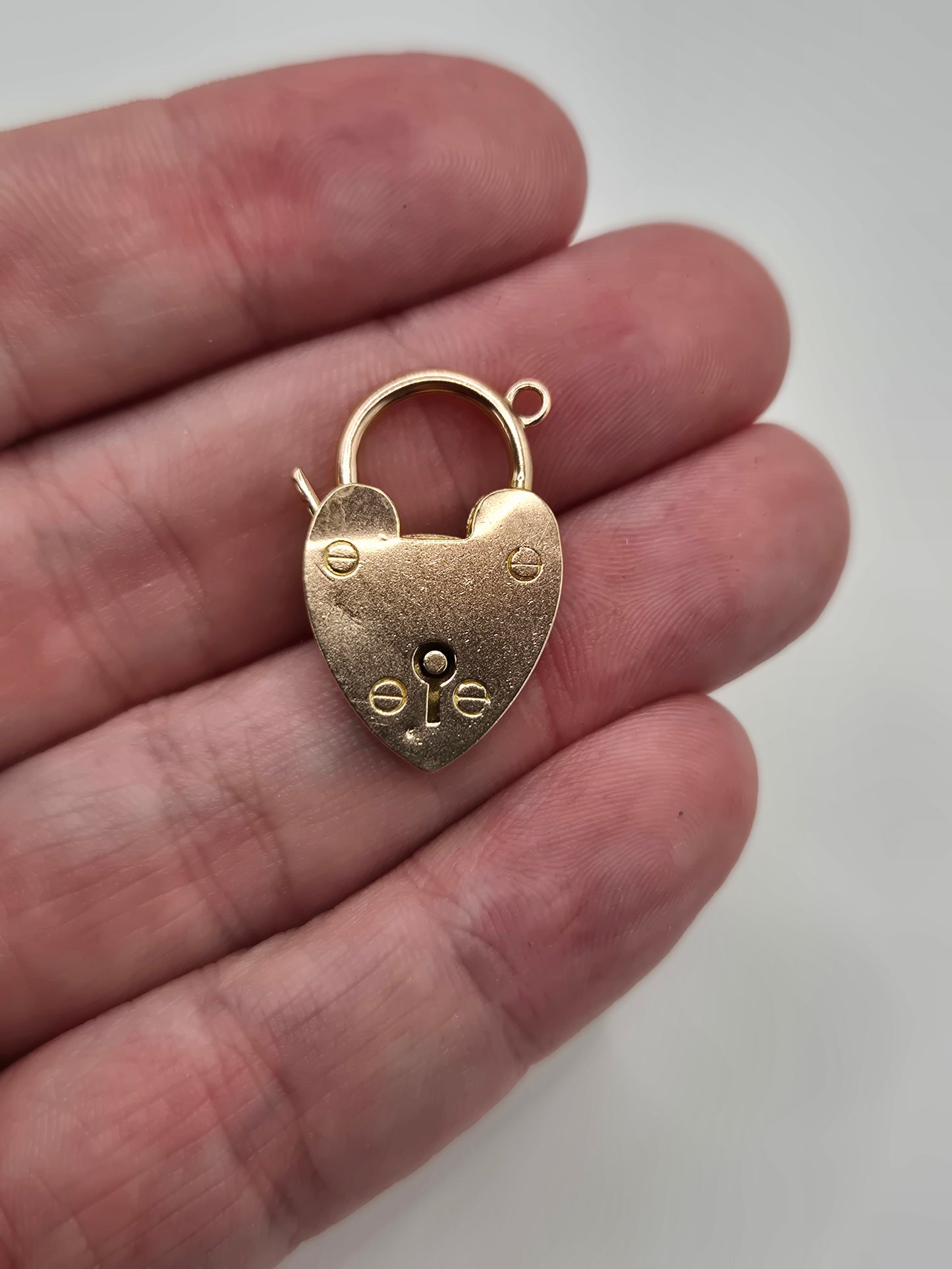 9ct gold padlock (4)