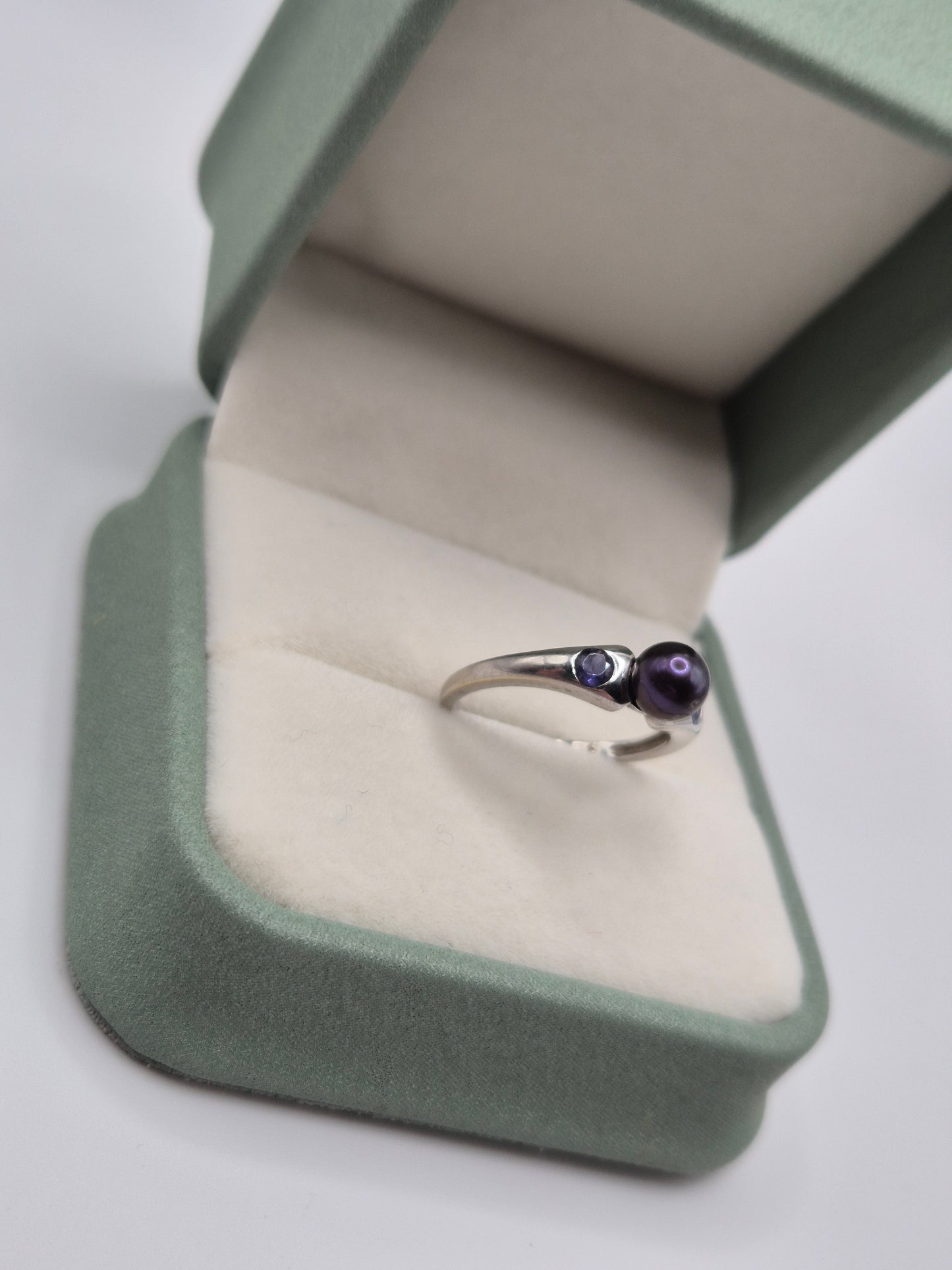 9ct white gold cultured pearl and iolite ring