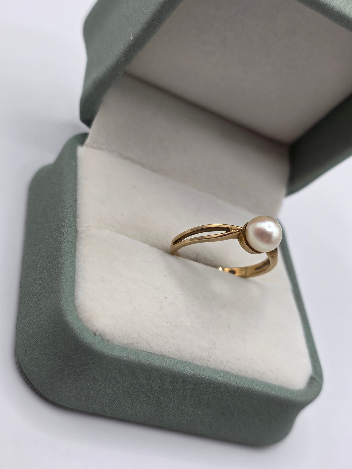 9ct gold pearl ring