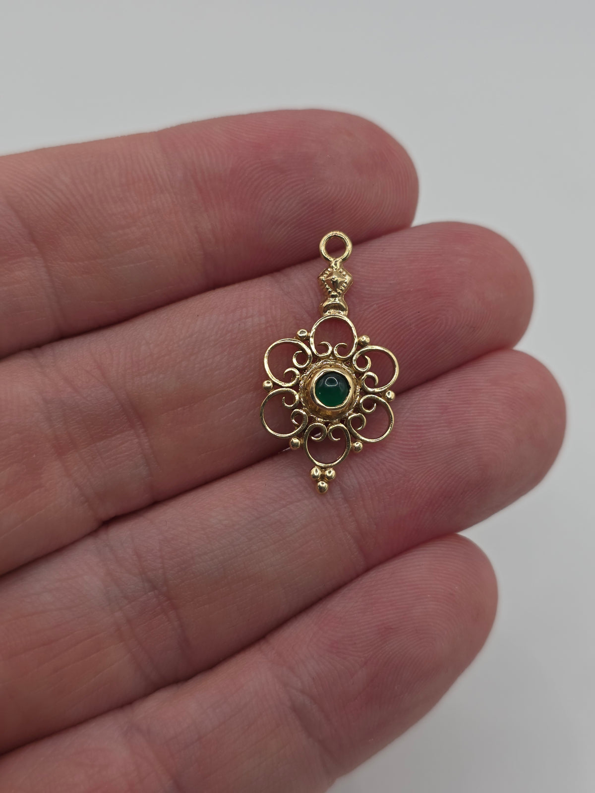 9ct gold cabachon emerald pendant