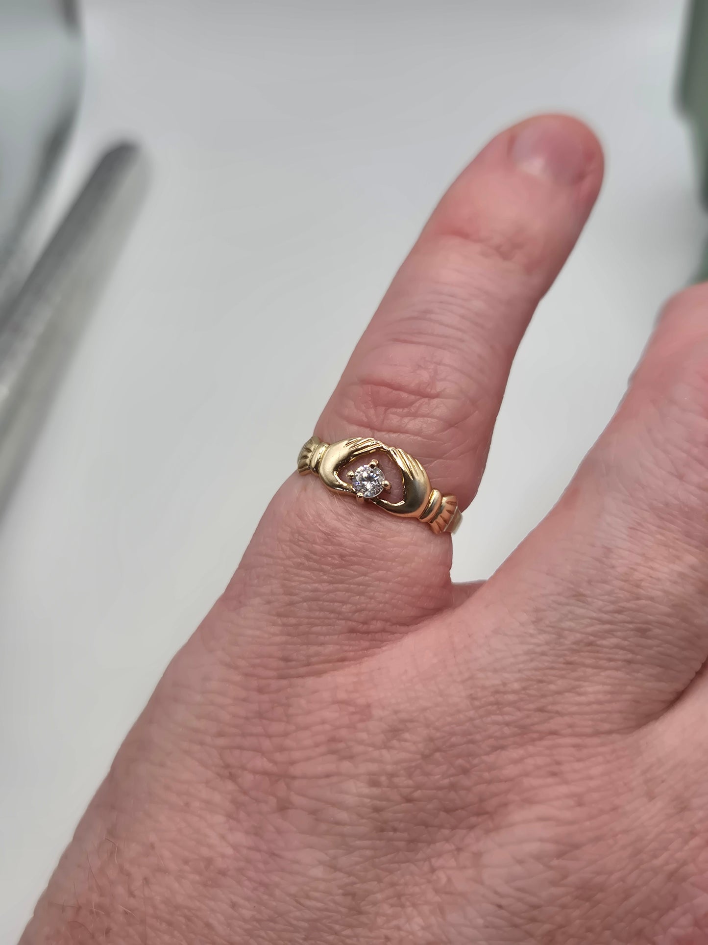 9ct gold cz claddagh ring
