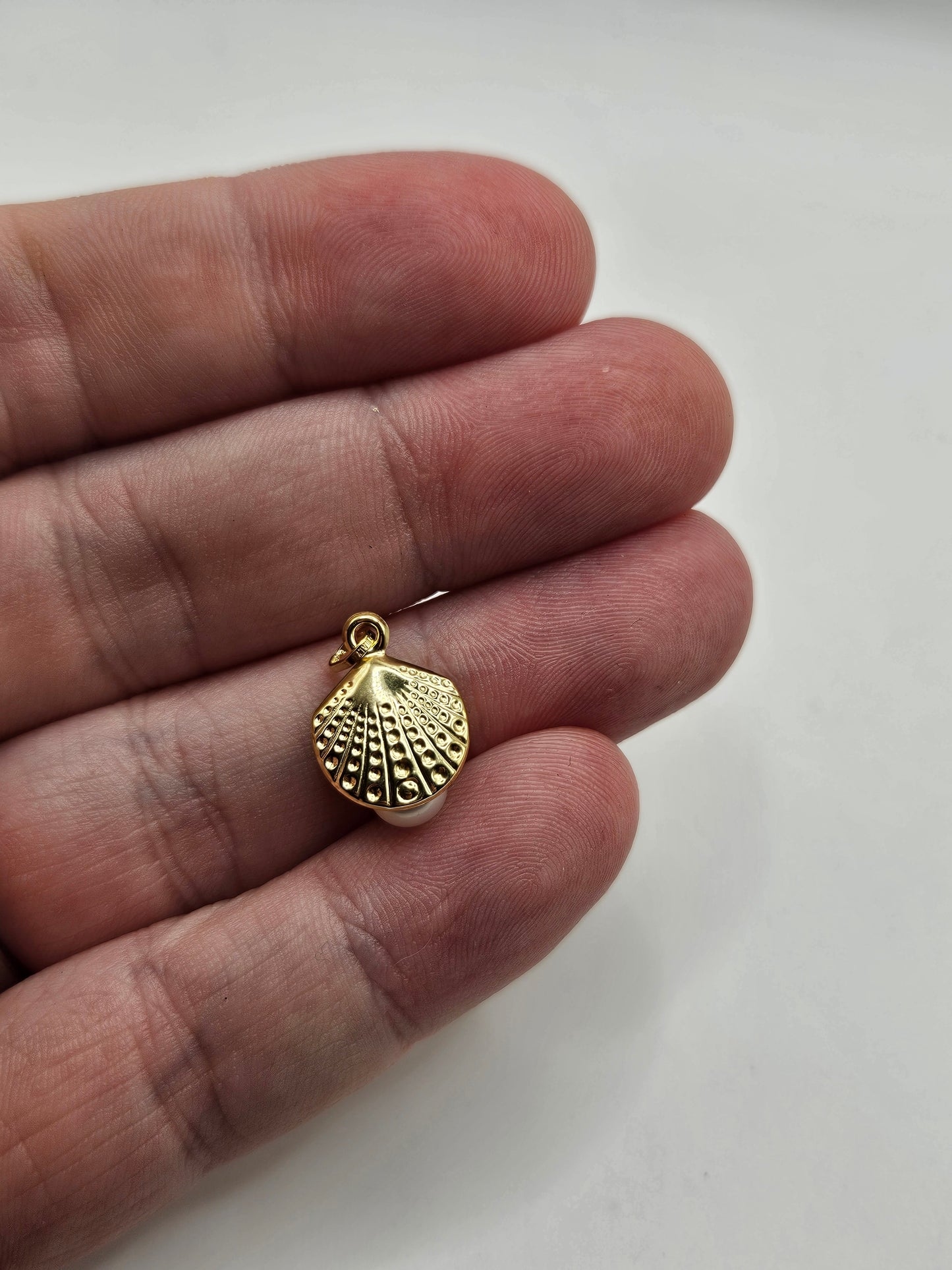 9ct gold pearl oyster charm