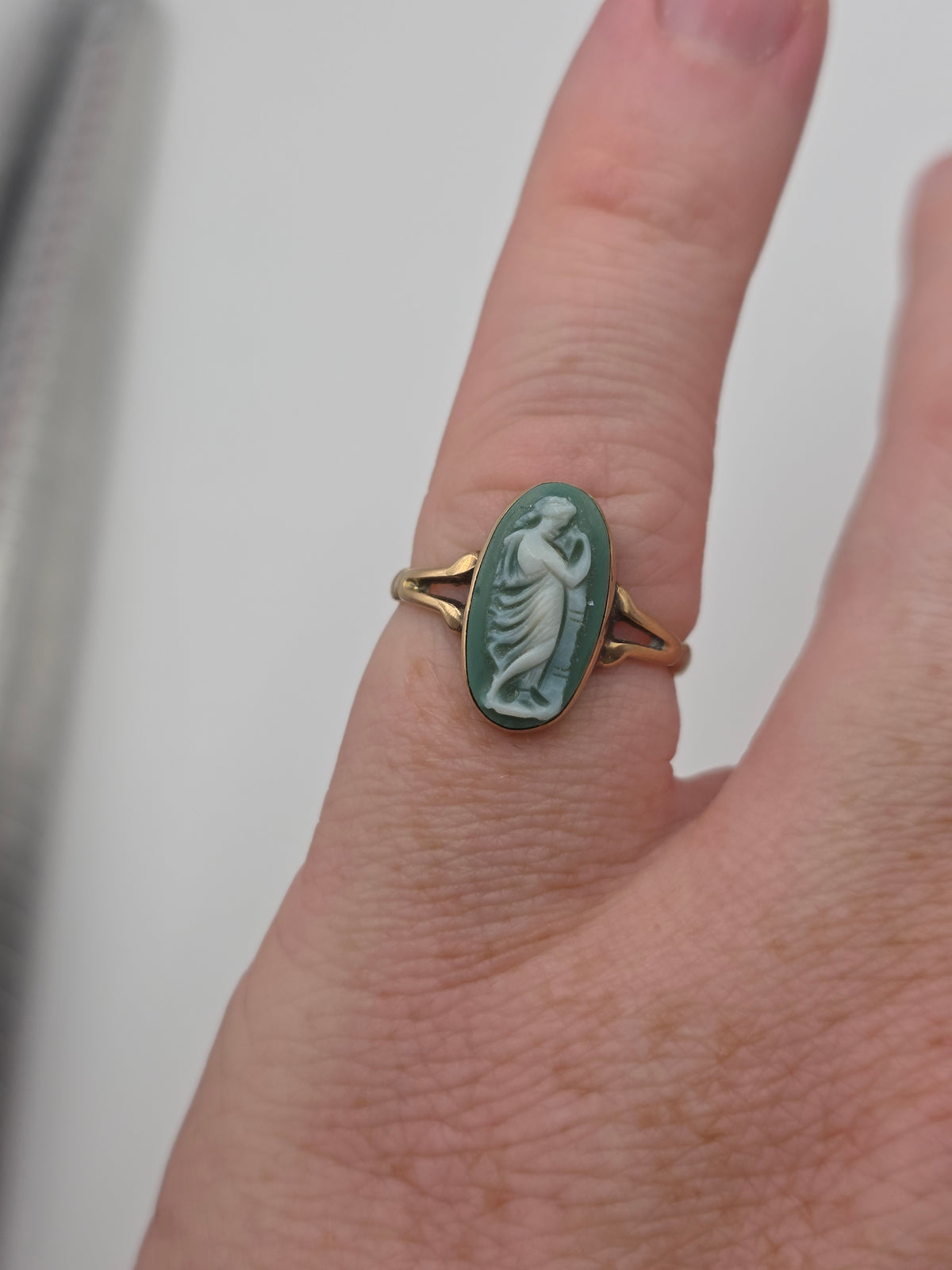 Antique 9ct gold agate cameo ring
