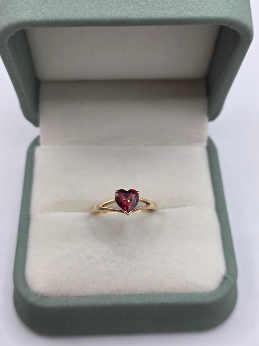 9ct gold garnet heart ring
