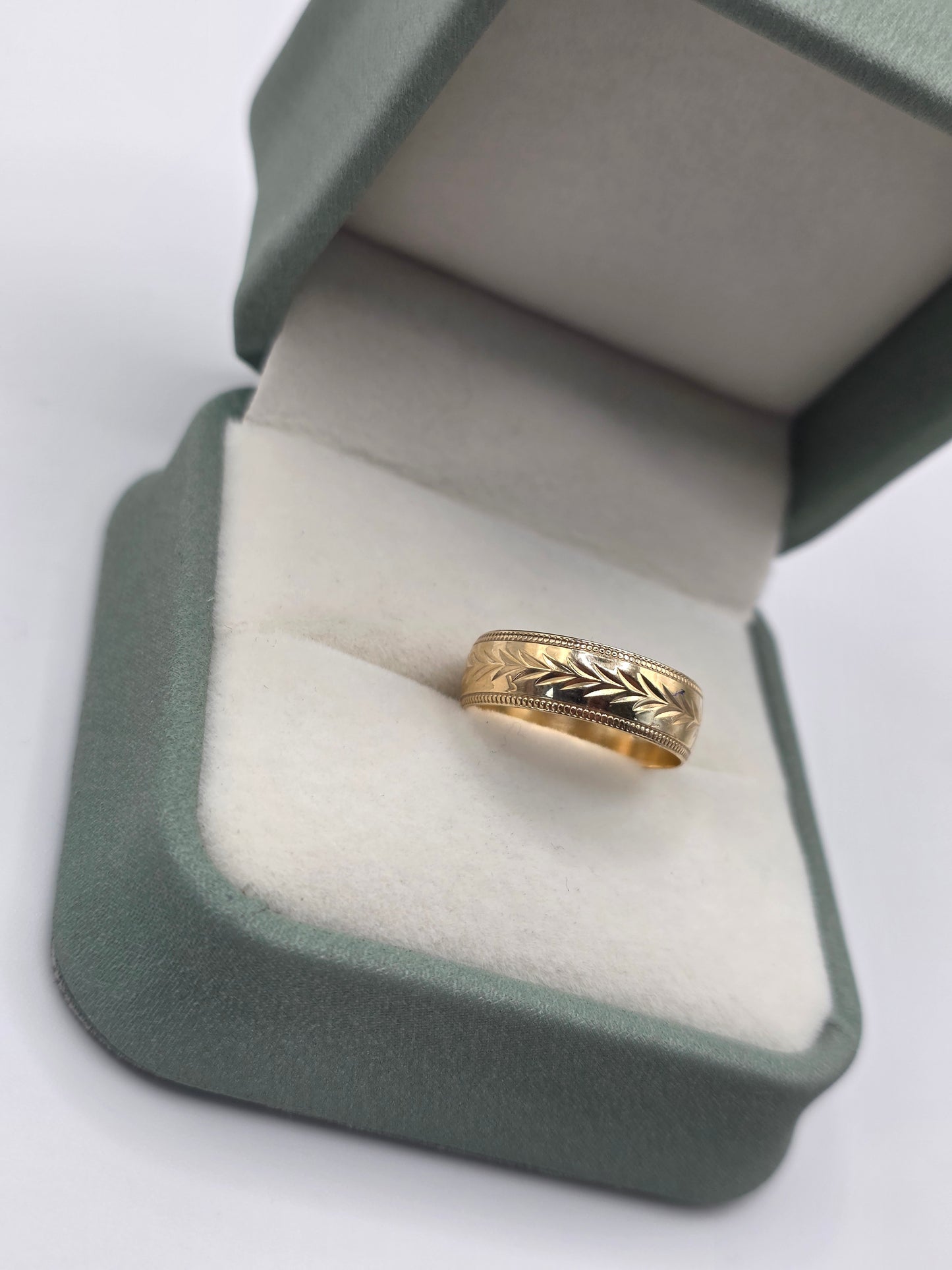 9ct gold patterned band ring