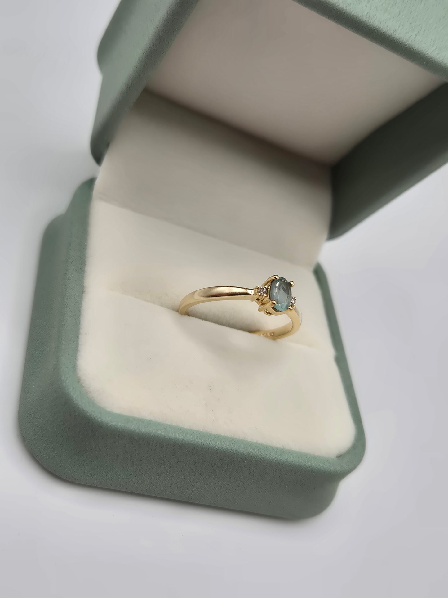 9ct gold aquamarine and diamond ring