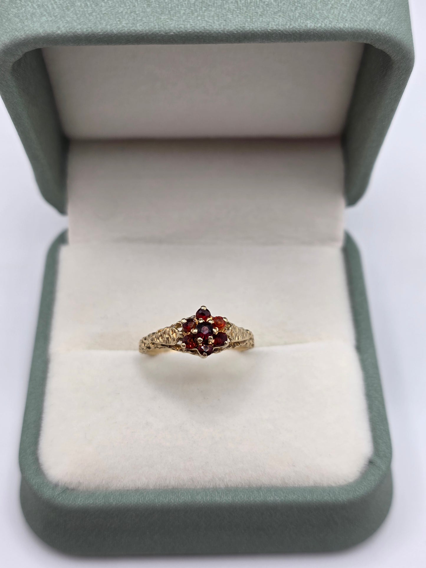 9ct gold garnet ring