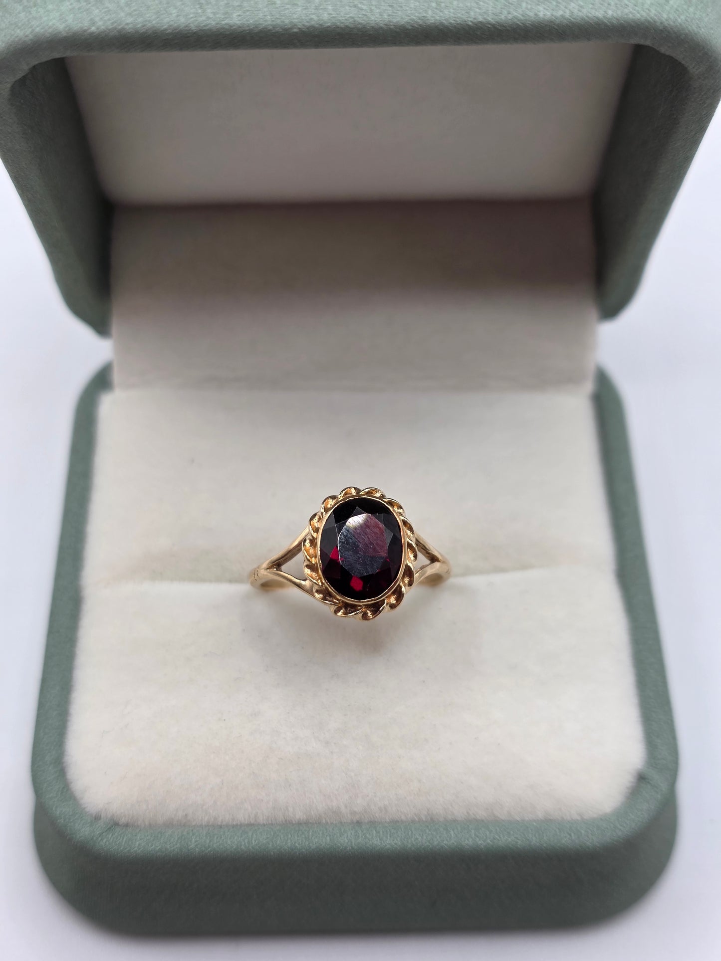 9ct gold garnet ring