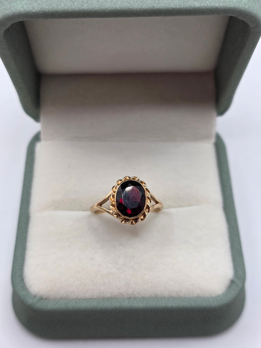 9ct gold garnet ring