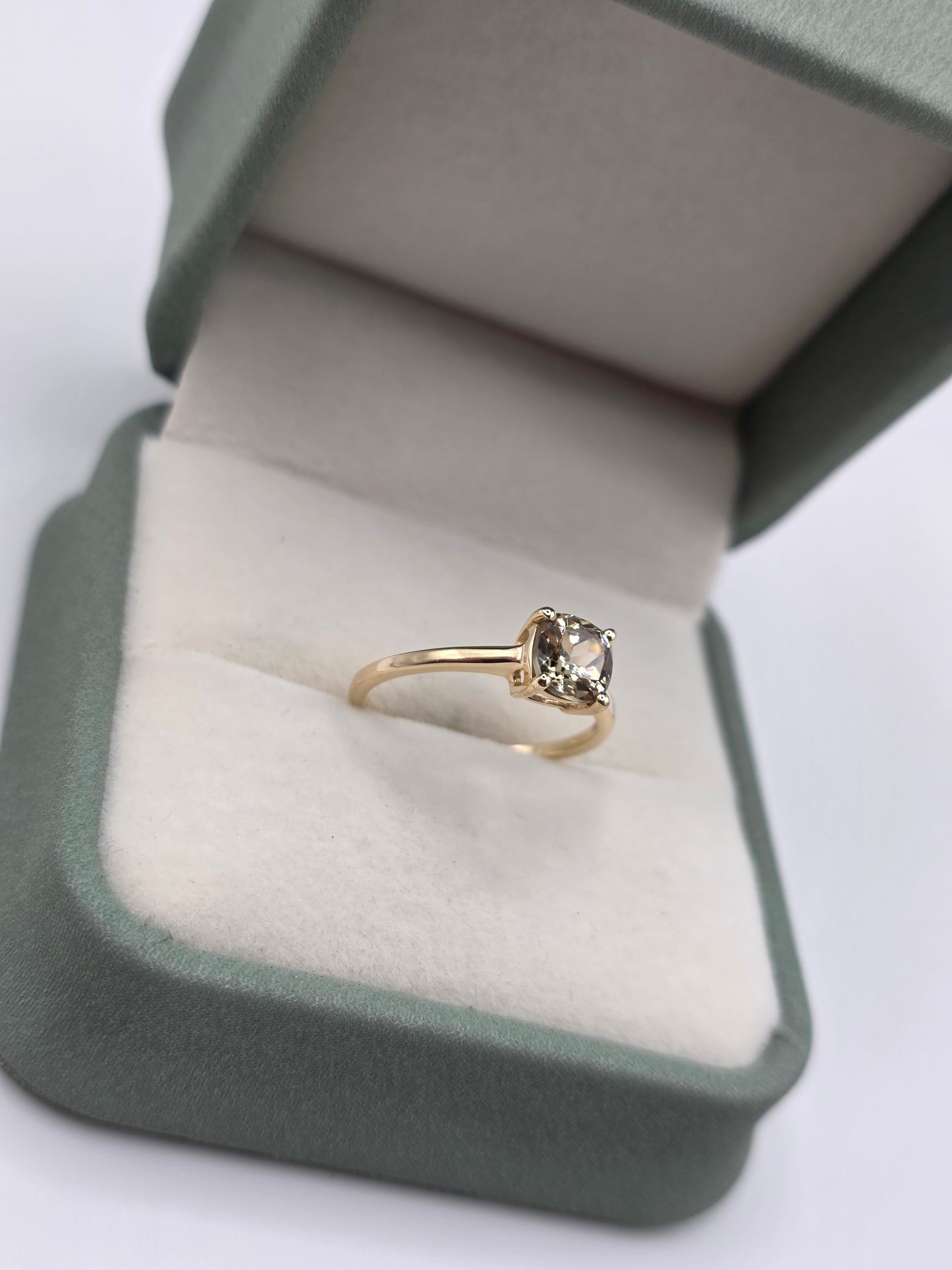 9ct gold quartz ring