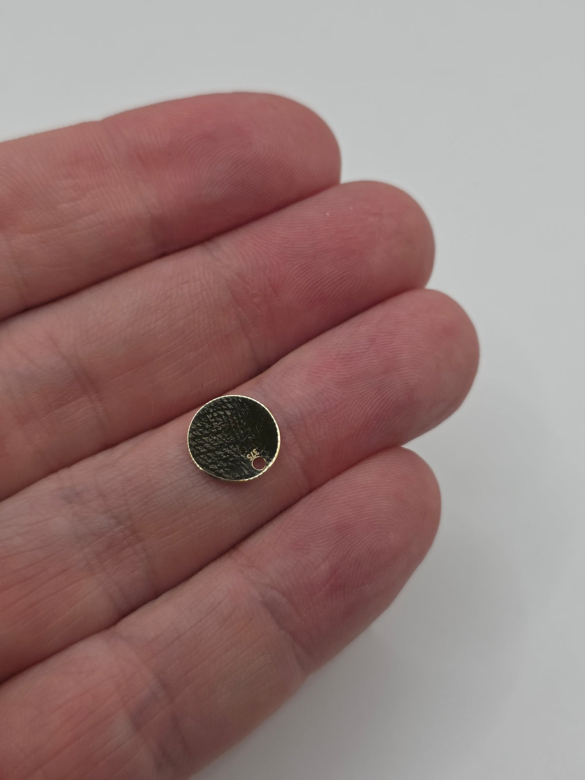 9ct gold 10mm round pendant