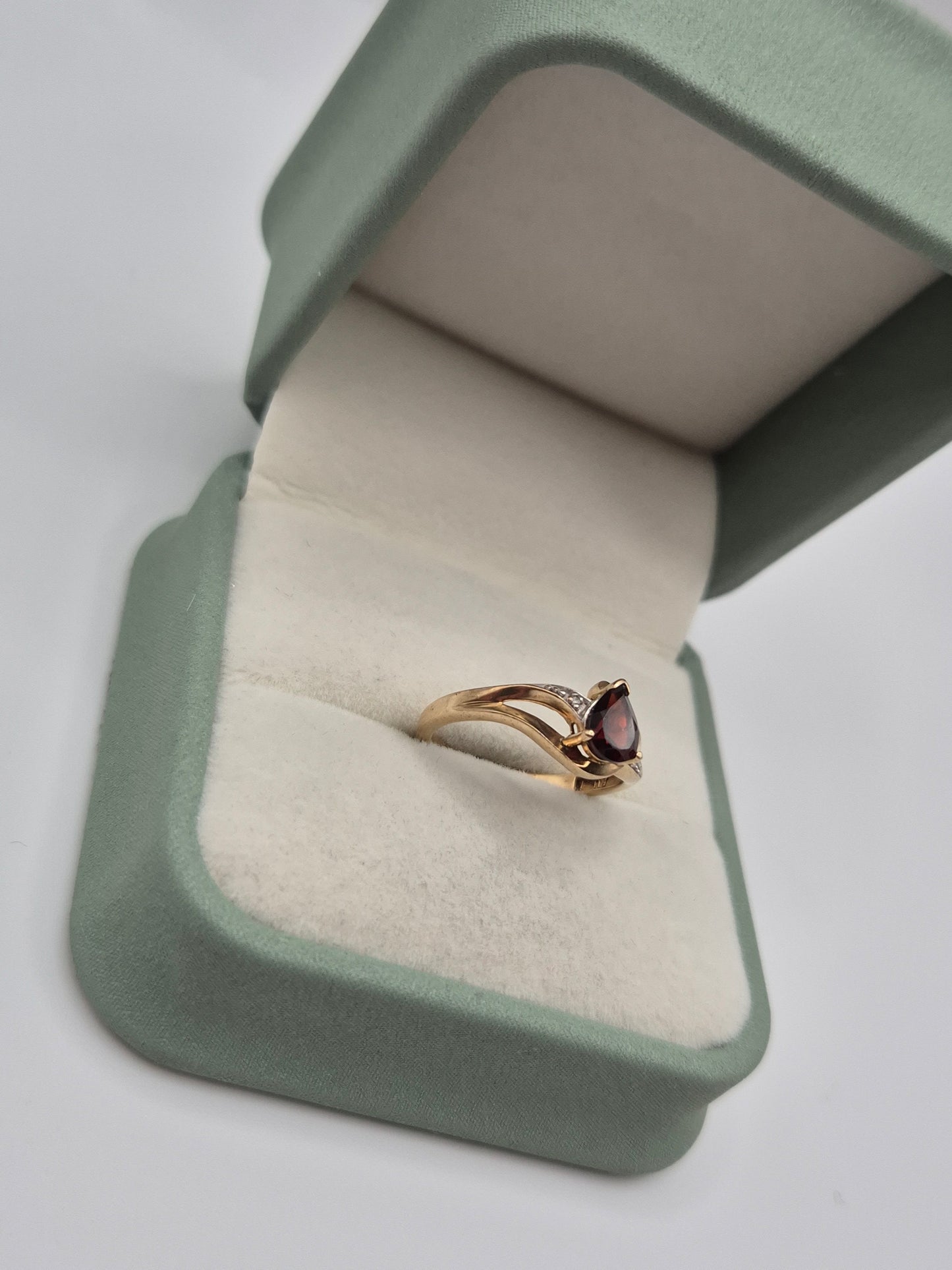 9ct gold garnet and diamond ring