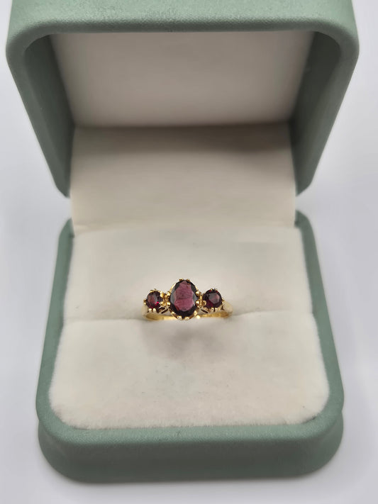 9ct gold garnet ring