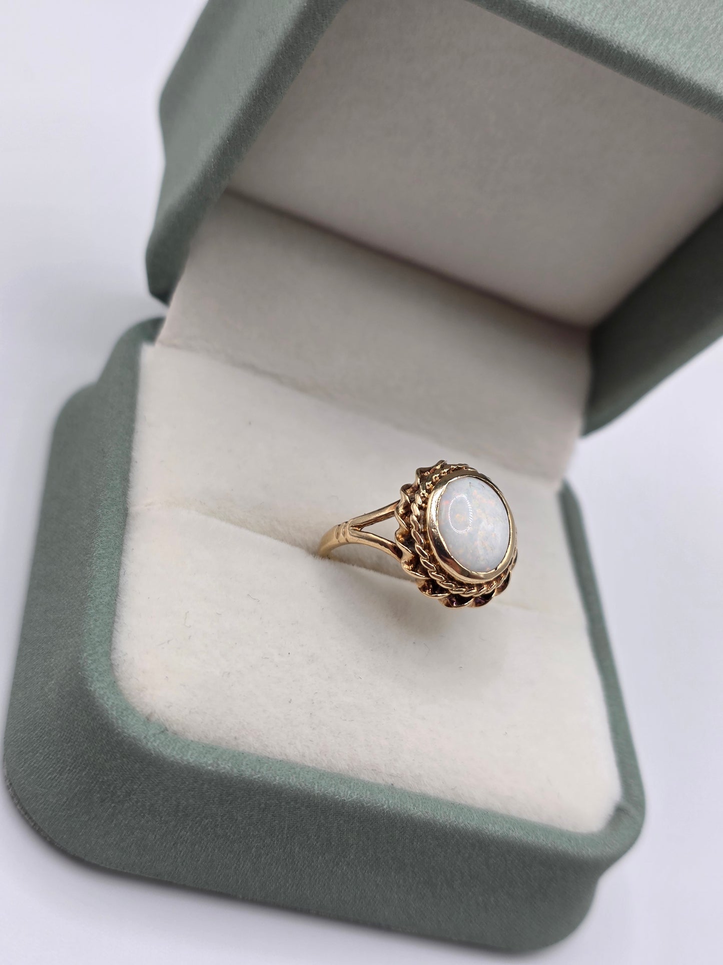 9ct gold opal ring