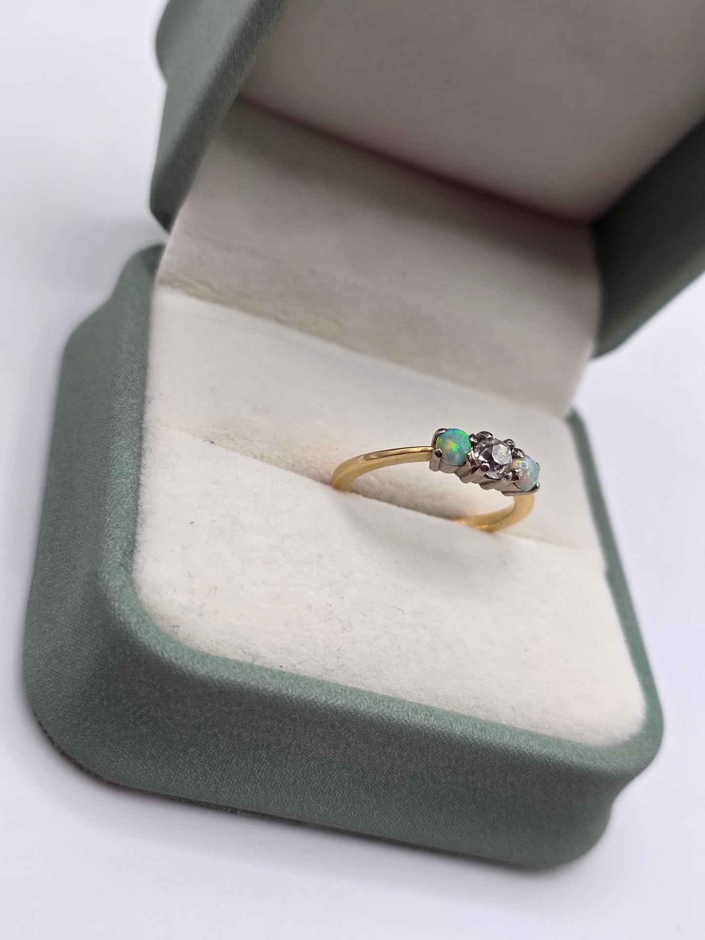 18ct gold opal and diamond ring