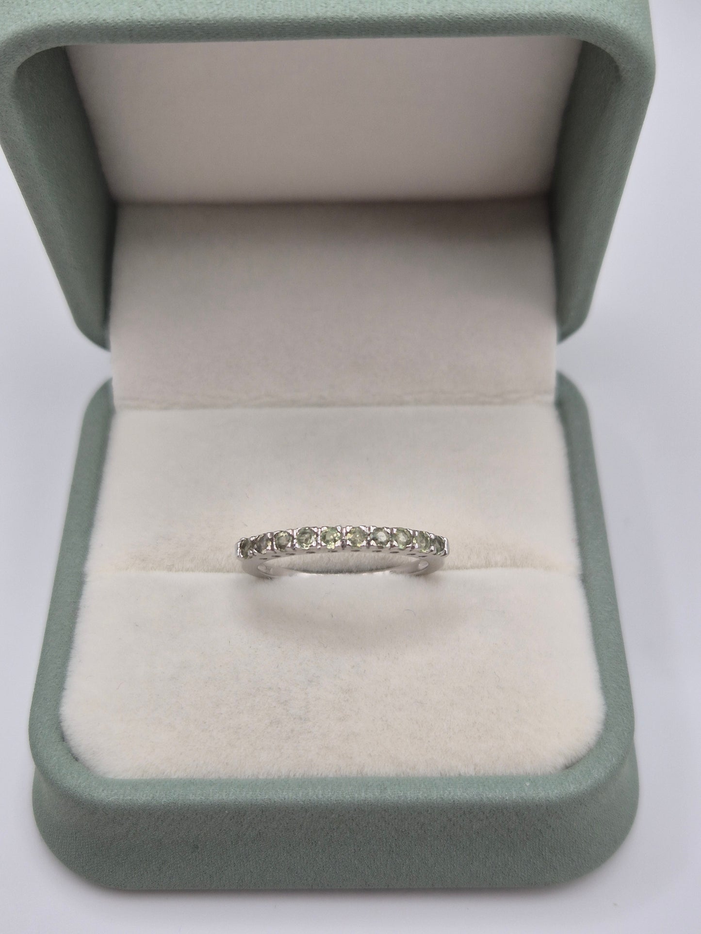 9ct white gold green sapphire ring