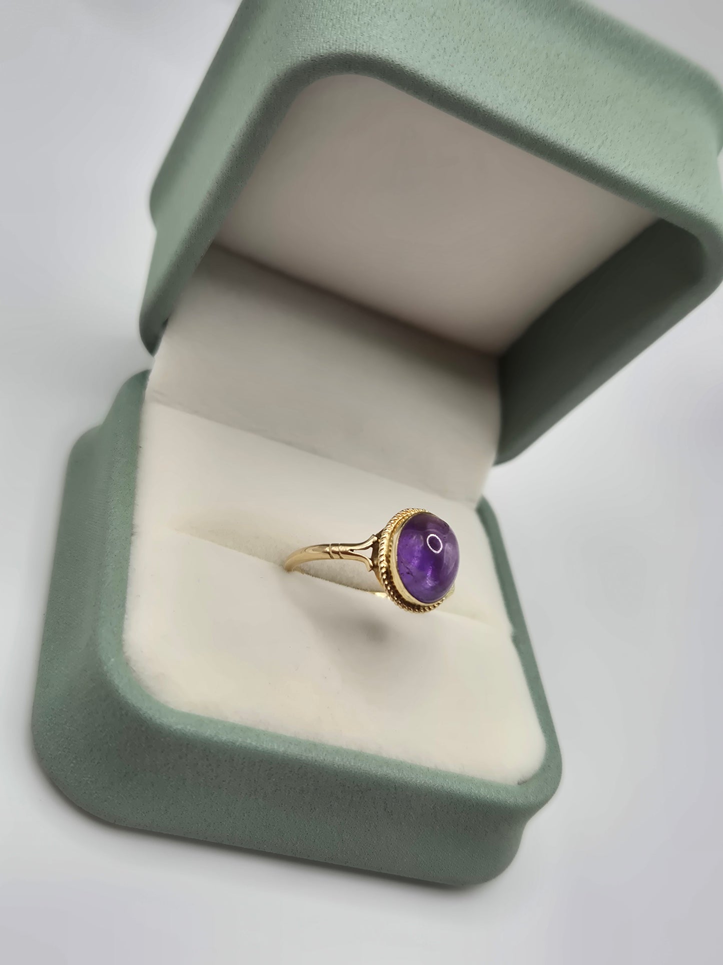 9ct gold cabachon amethyst ring